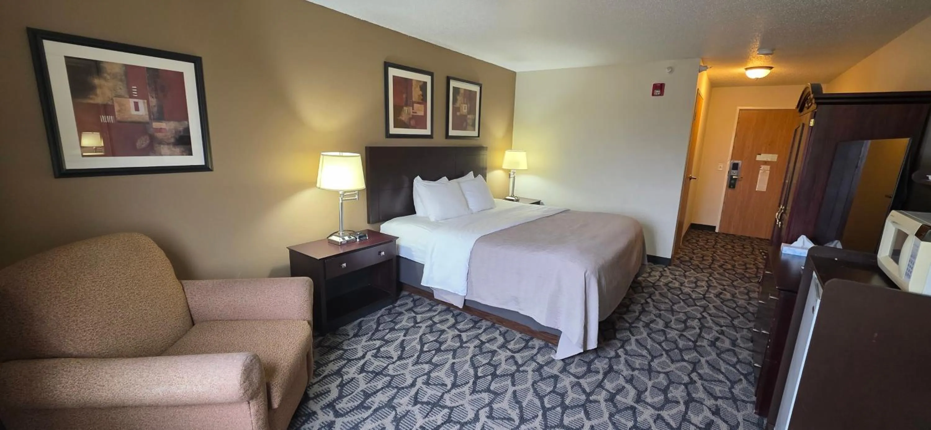 Photo of the whole room, Bed in Quality Inn & Suites Eldridge Davenport North