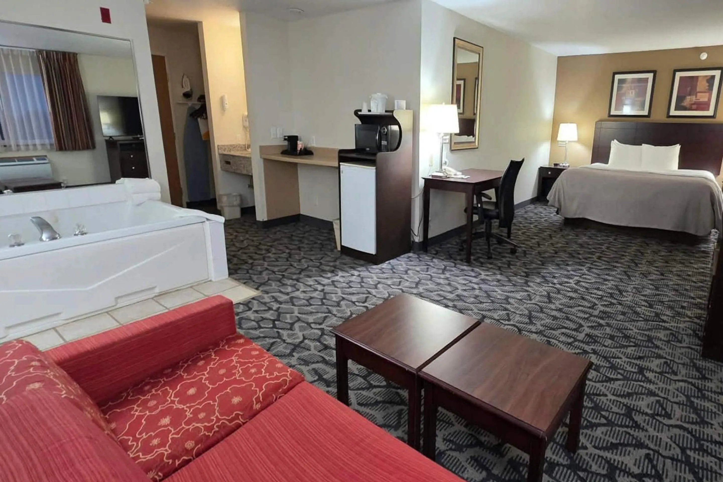 Bedroom, Bed in Quality Inn & Suites Eldridge Davenport North