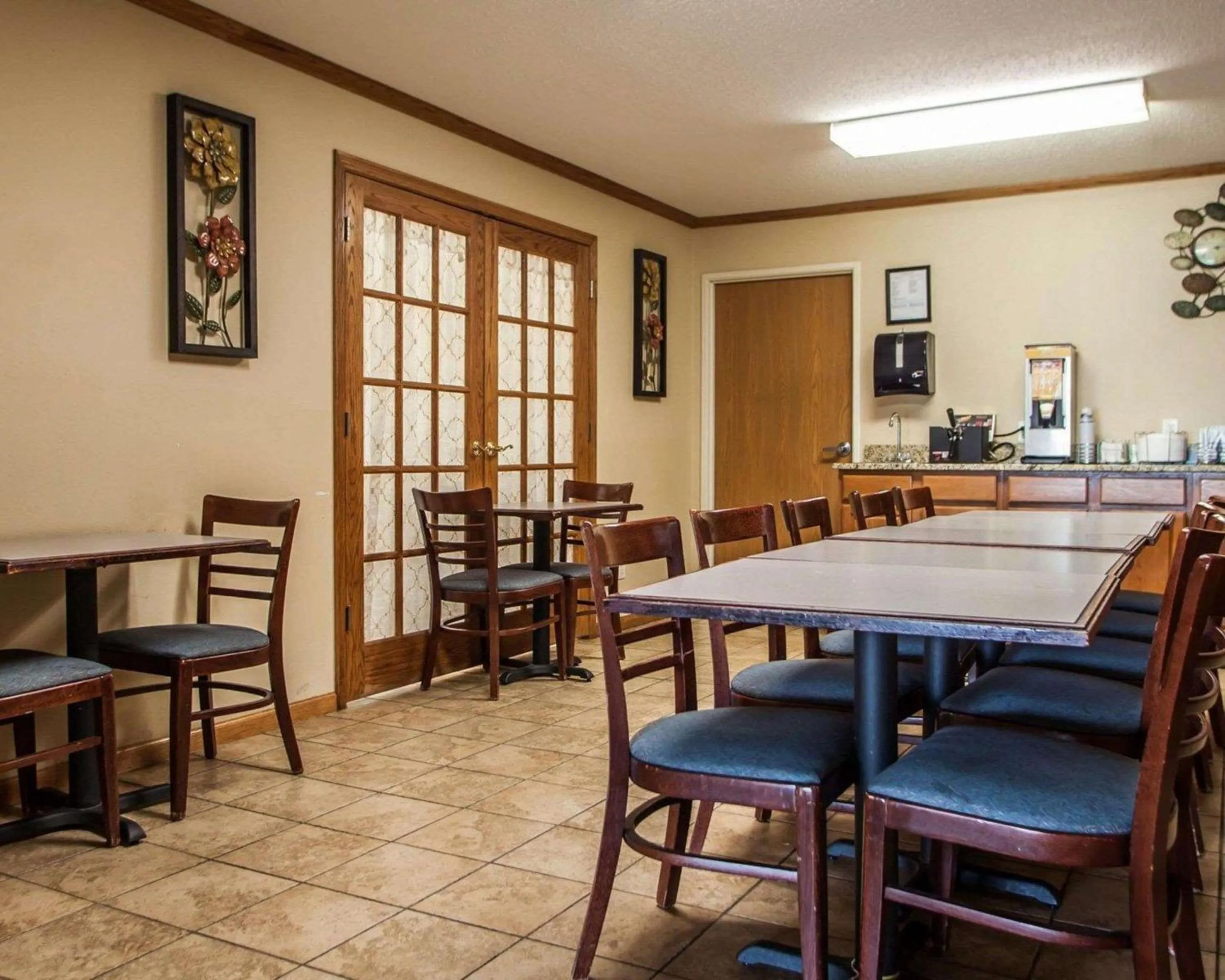 Dining area in Quality Inn & Suites Eldridge Davenport North