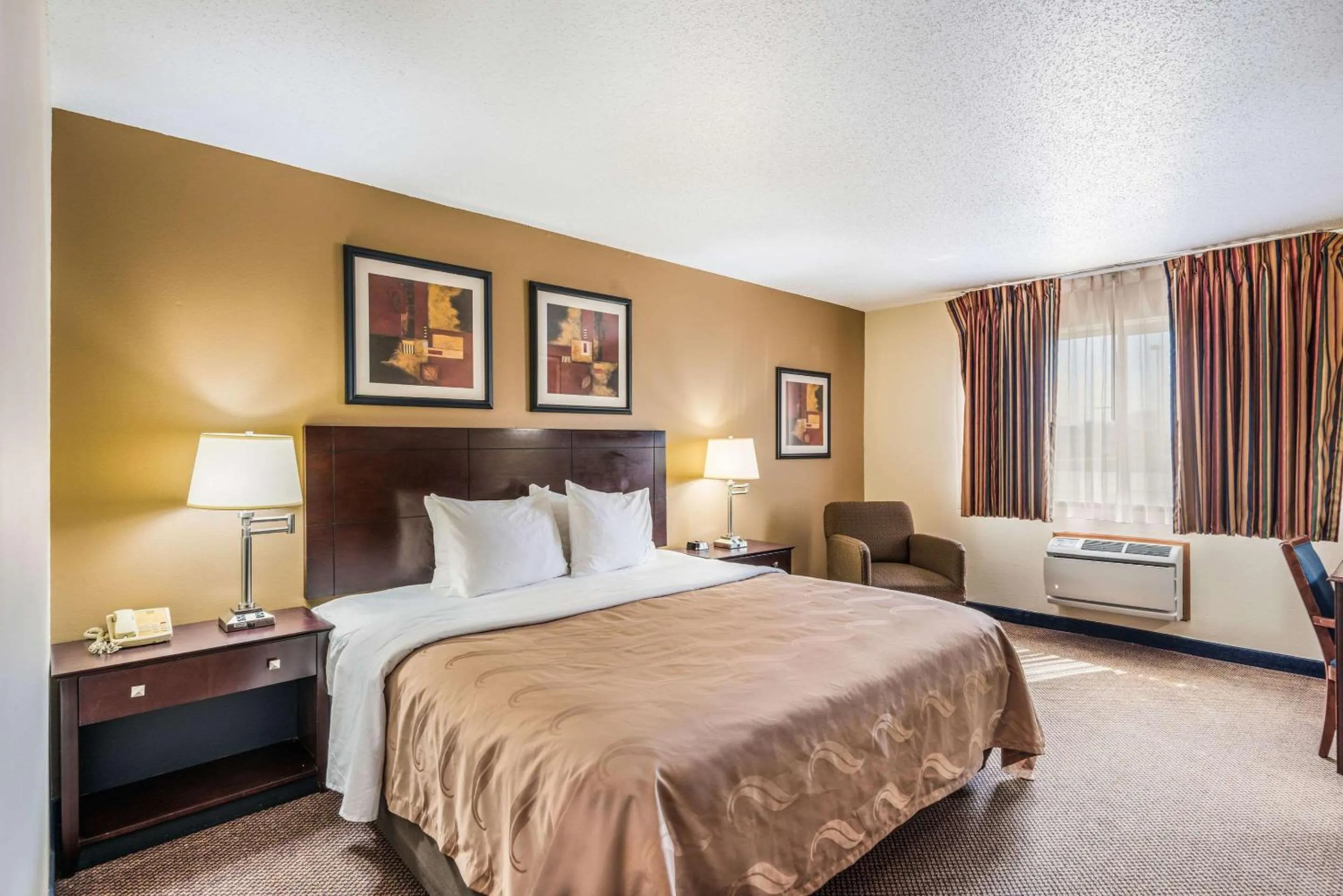 Photo of the whole room, Bed in Quality Inn & Suites Eldridge Davenport North