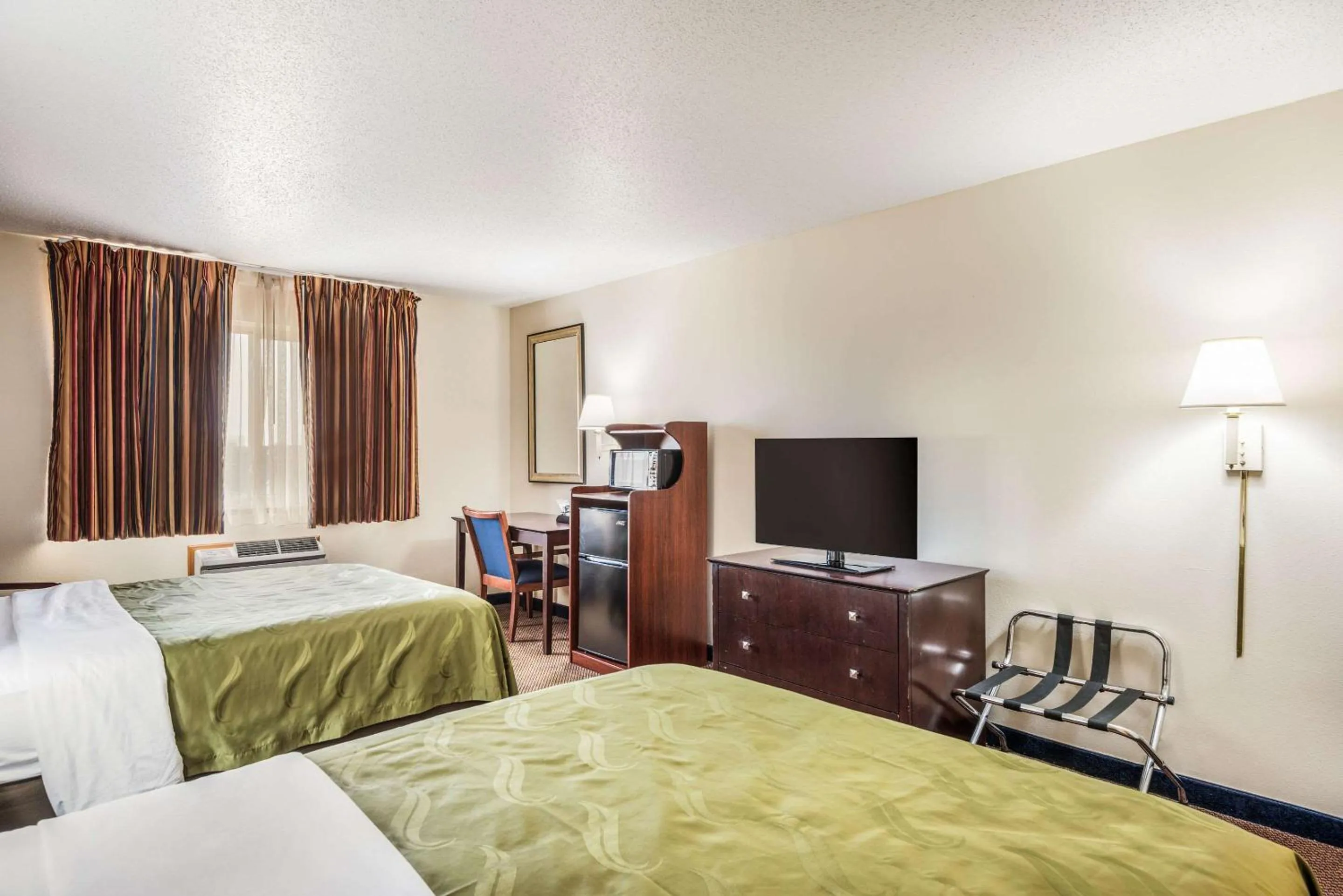 TV and multimedia, Bed in Quality Inn & Suites Eldridge Davenport North