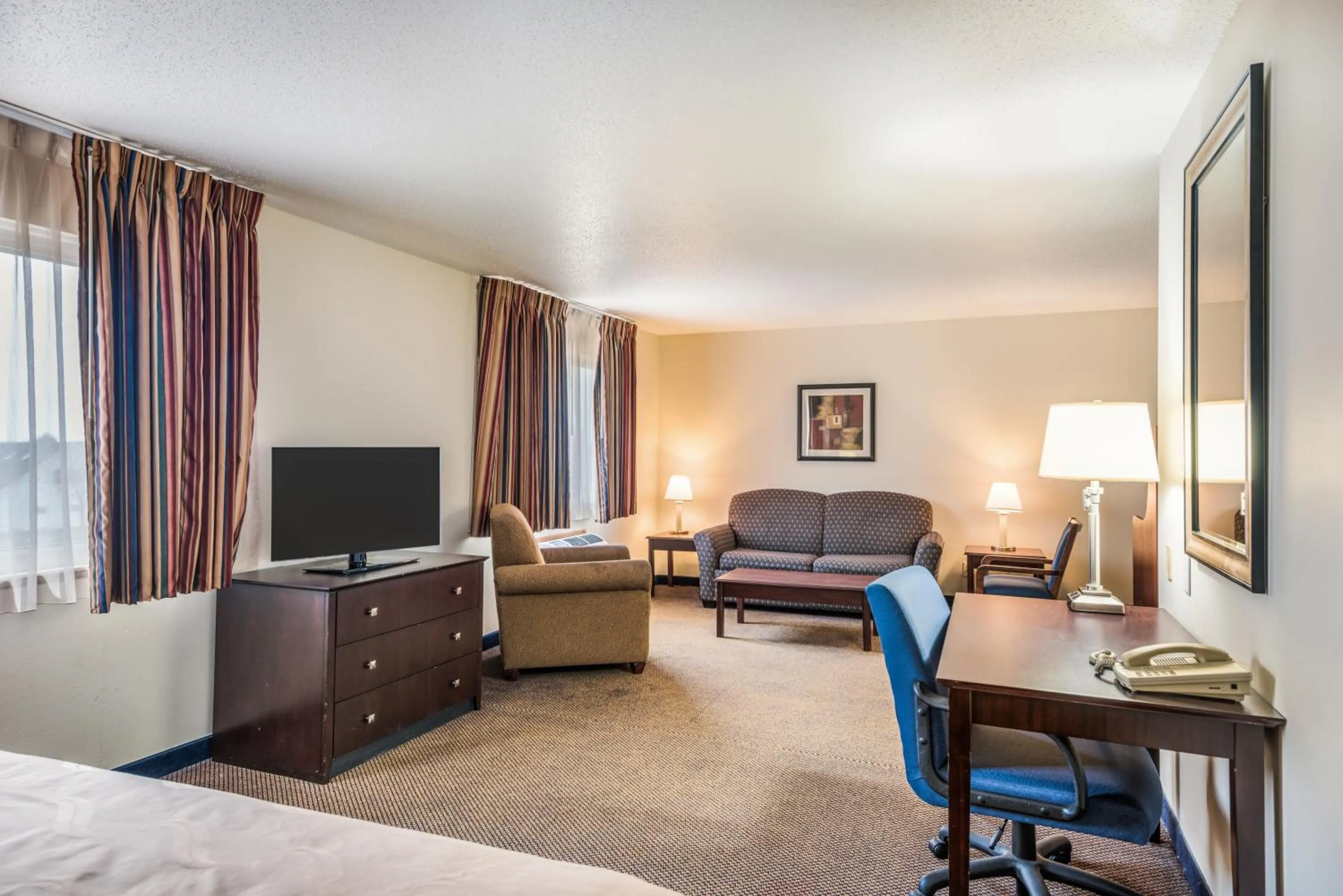 TV and multimedia, Bed in Quality Inn & Suites Eldridge Davenport North