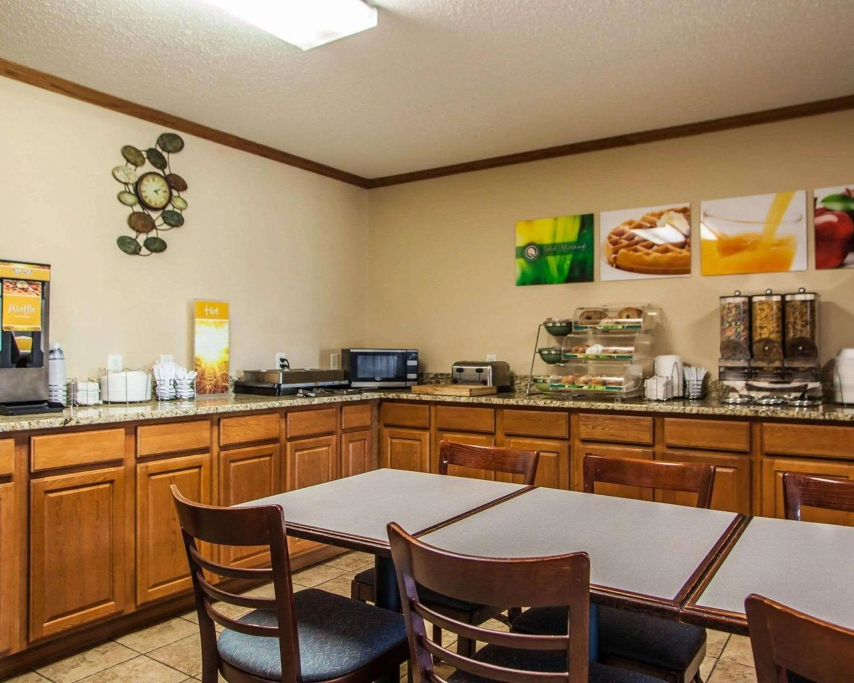 Food and drinks in Quality Inn & Suites Eldridge Davenport North