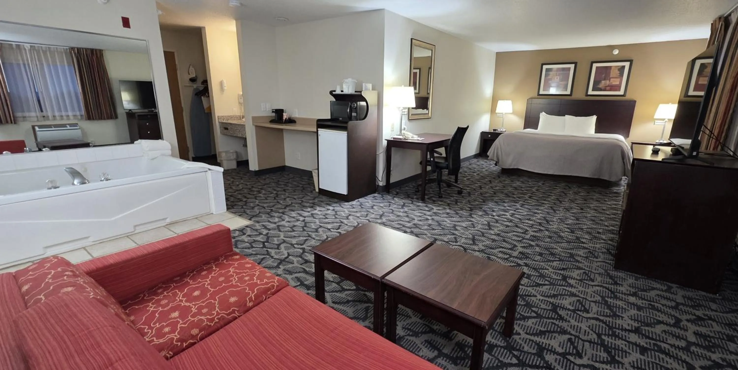 Photo of the whole room, Bed in Quality Inn & Suites Eldridge Davenport North