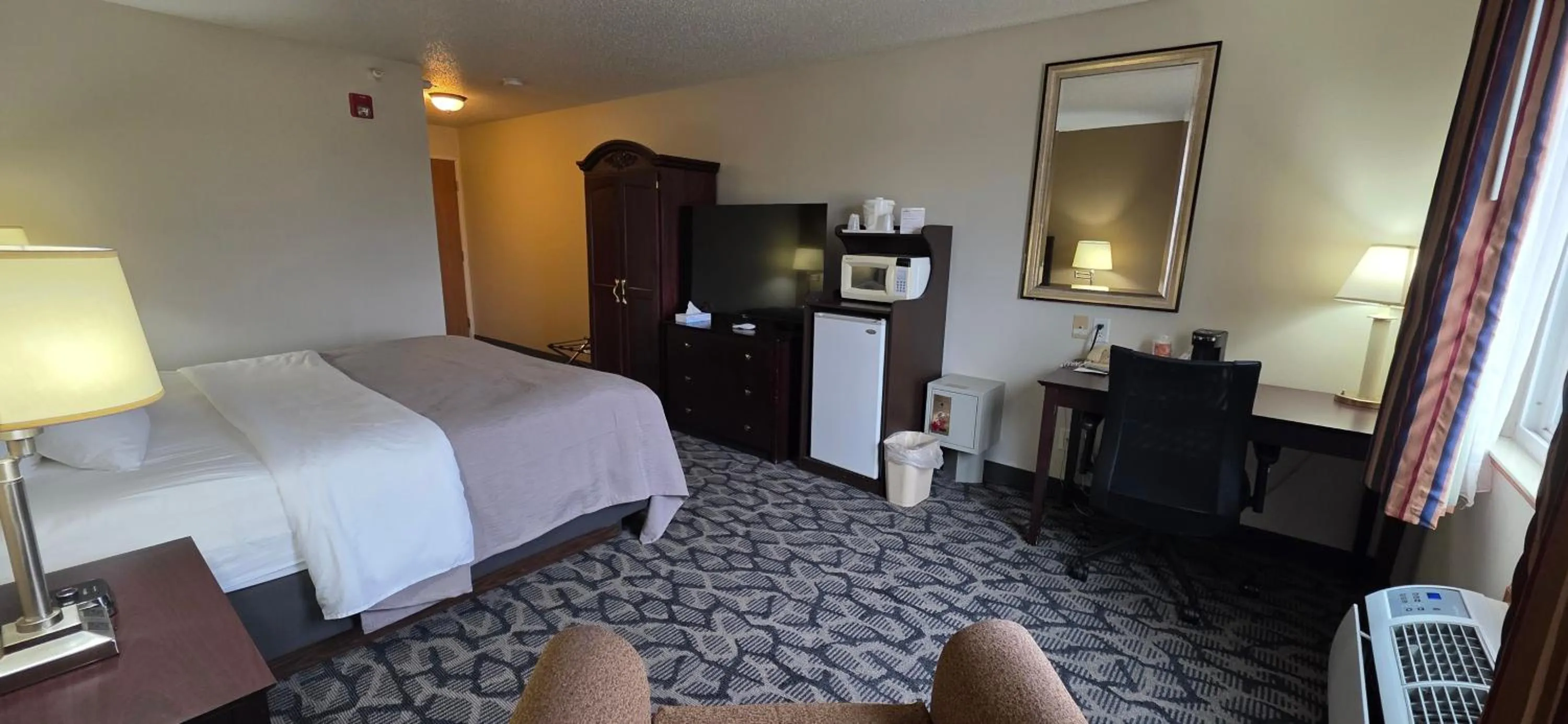 TV and multimedia, Bed in Quality Inn & Suites Eldridge Davenport North