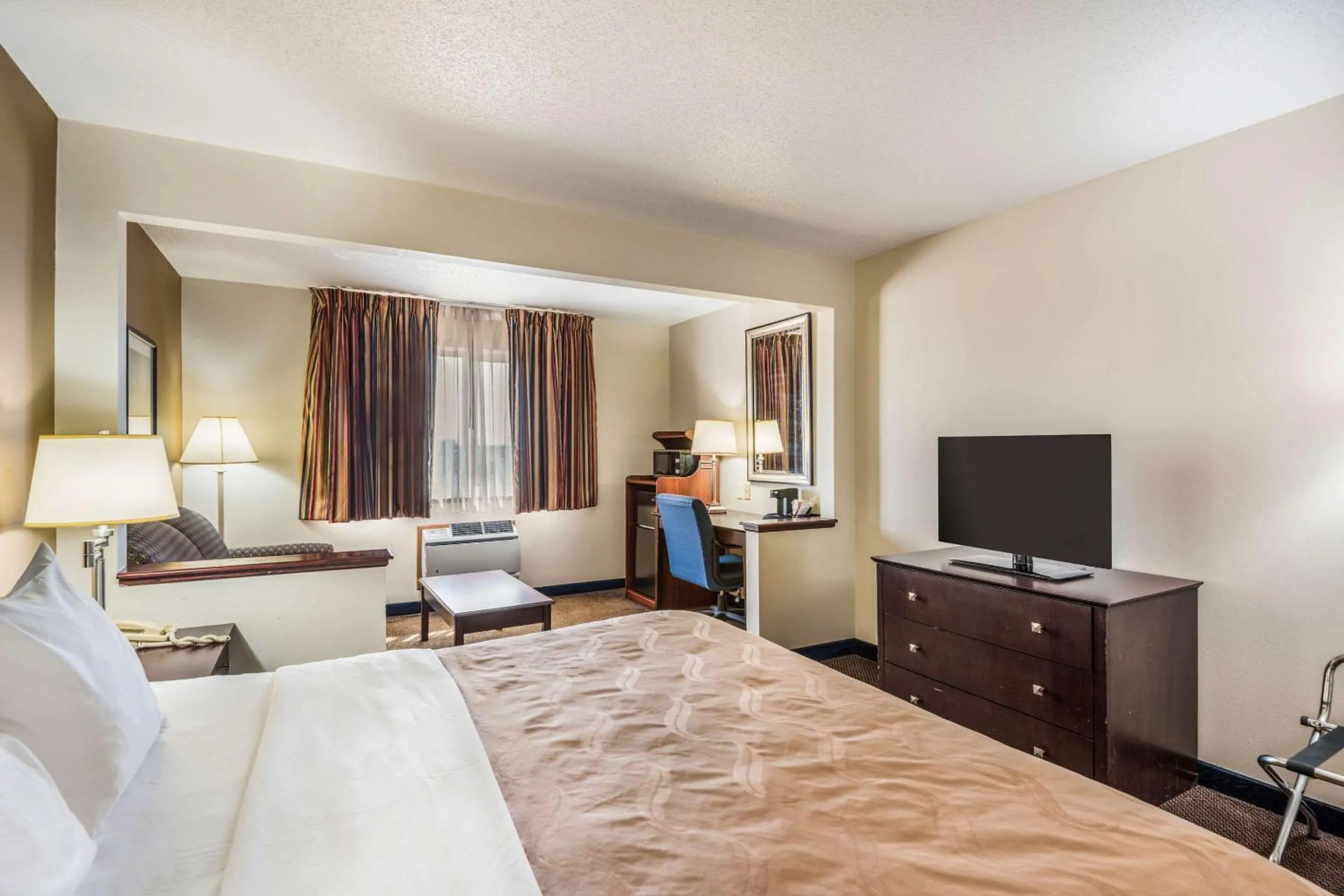 TV and multimedia, Bed in Quality Inn & Suites Eldridge Davenport North