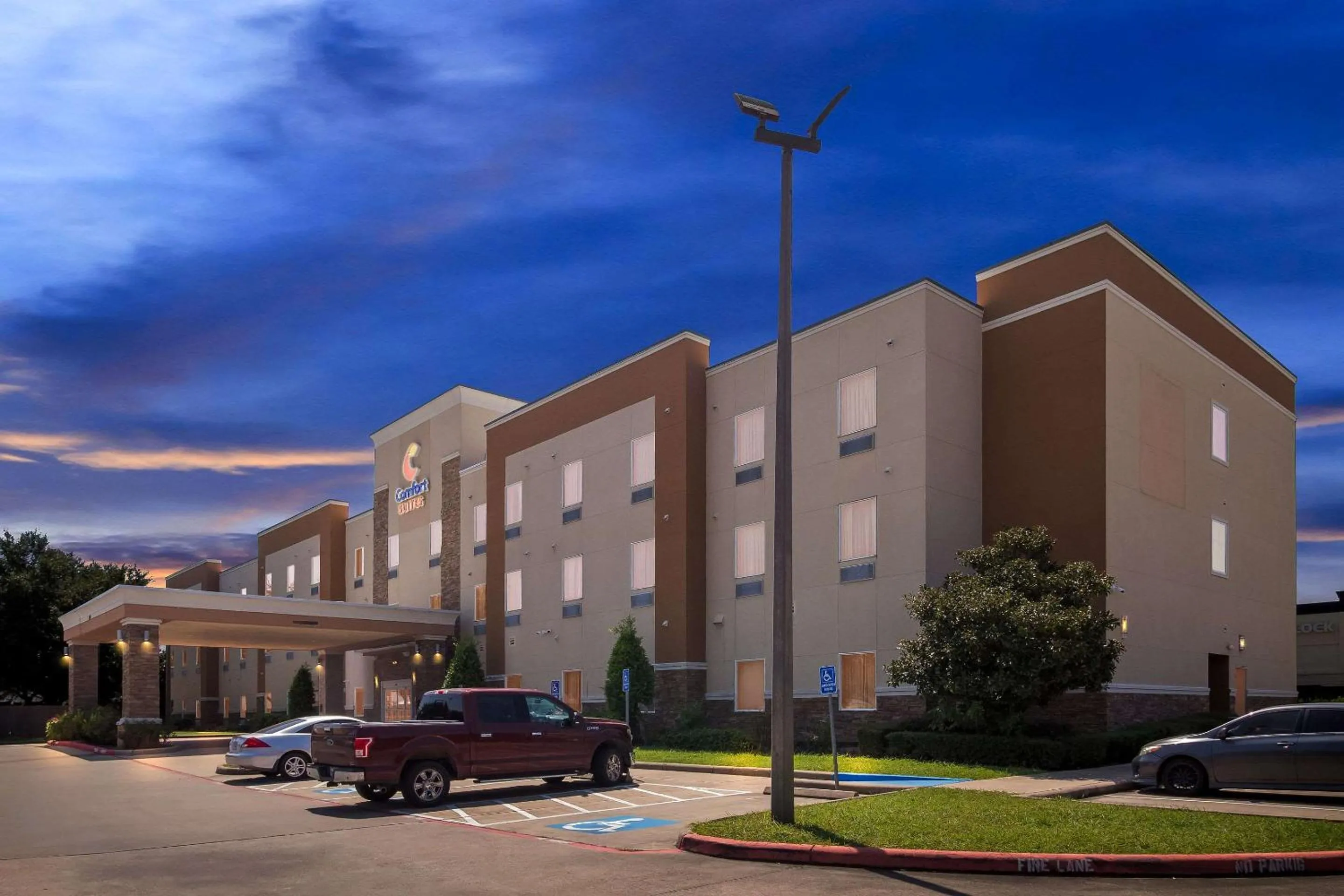 Property building in Comfort Suites at Katy Mills