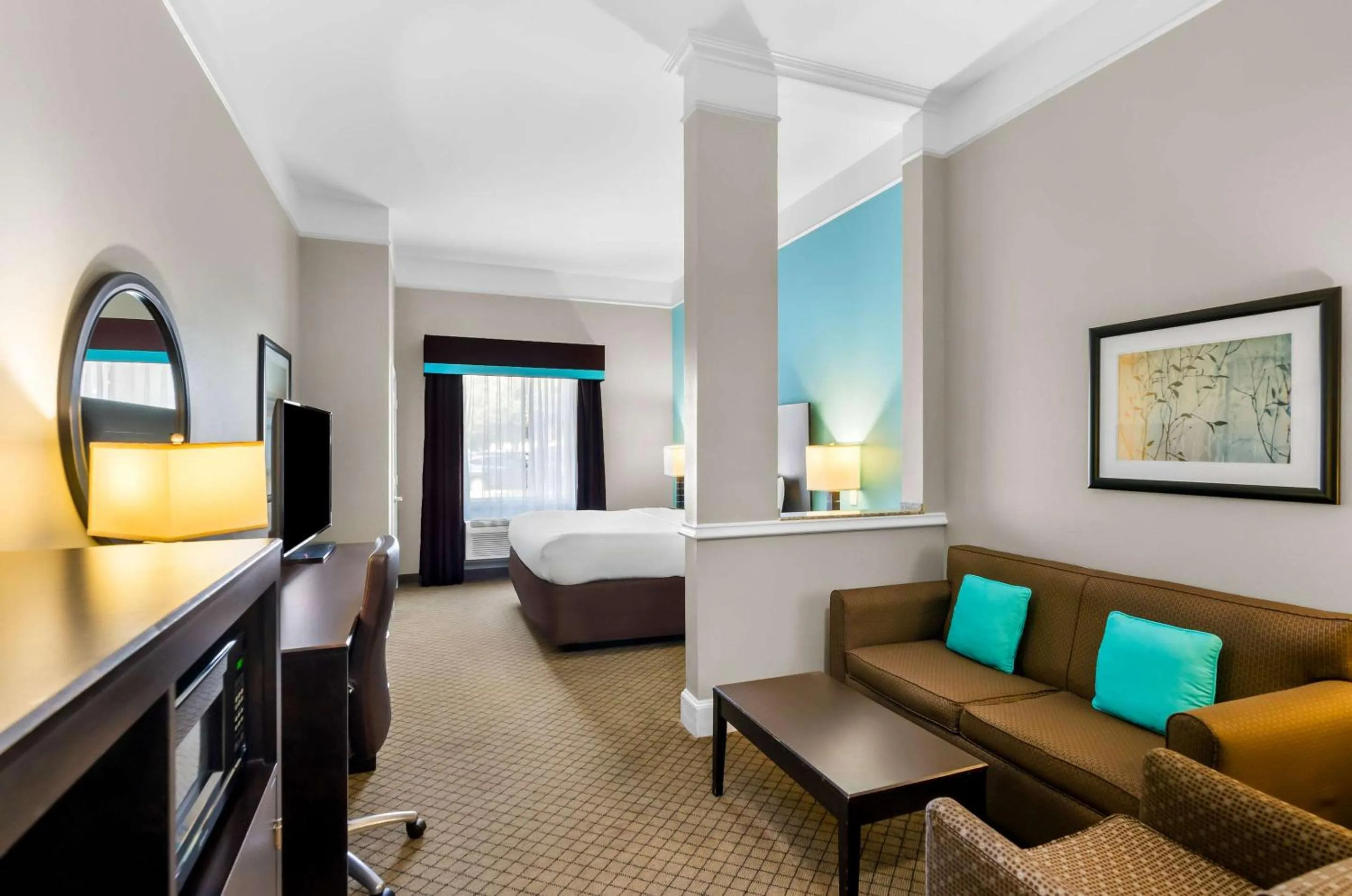 Bedroom, Bed in Comfort Suites at Katy Mills