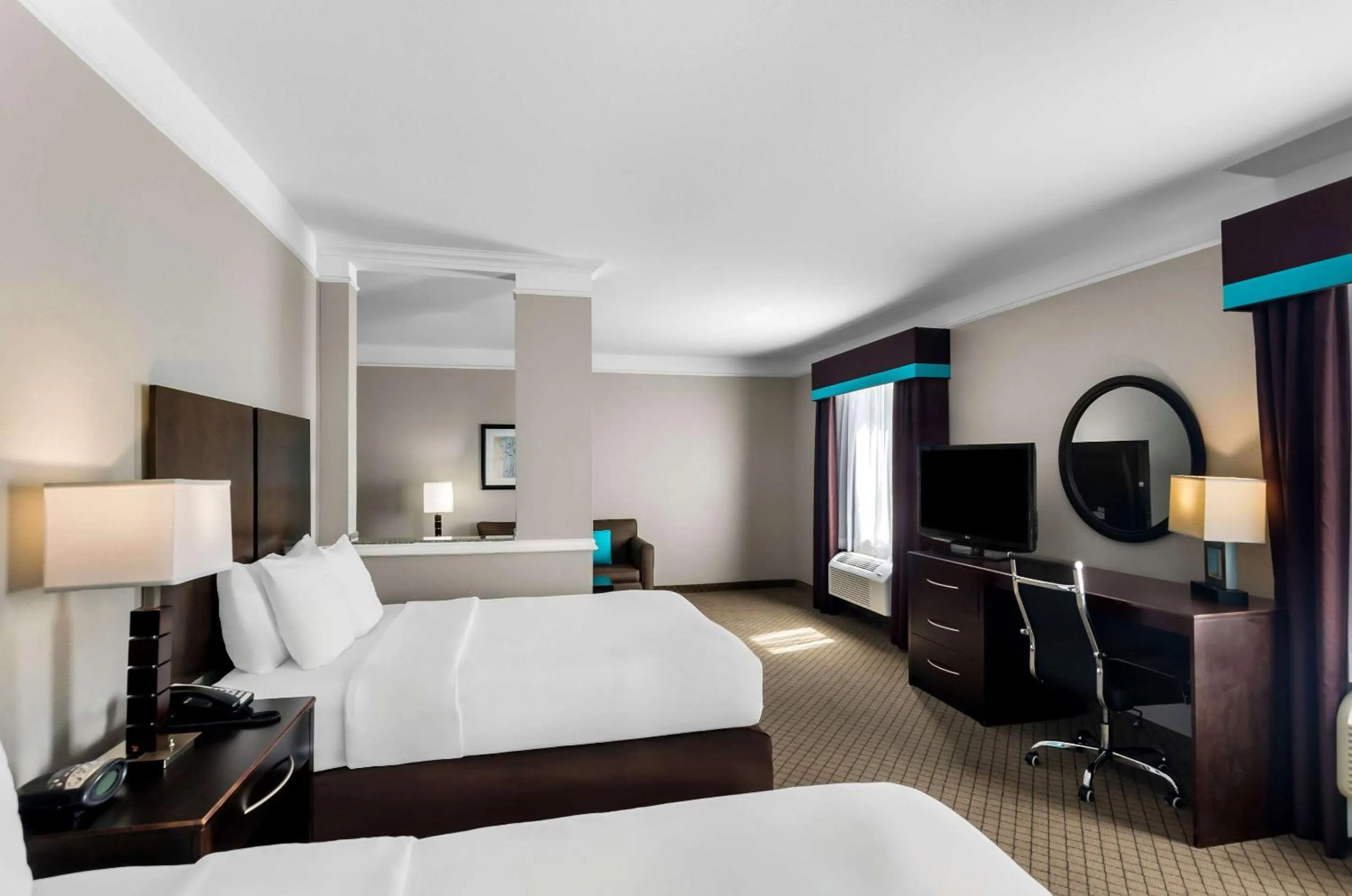 Bedroom, Bed in Comfort Suites at Katy Mills