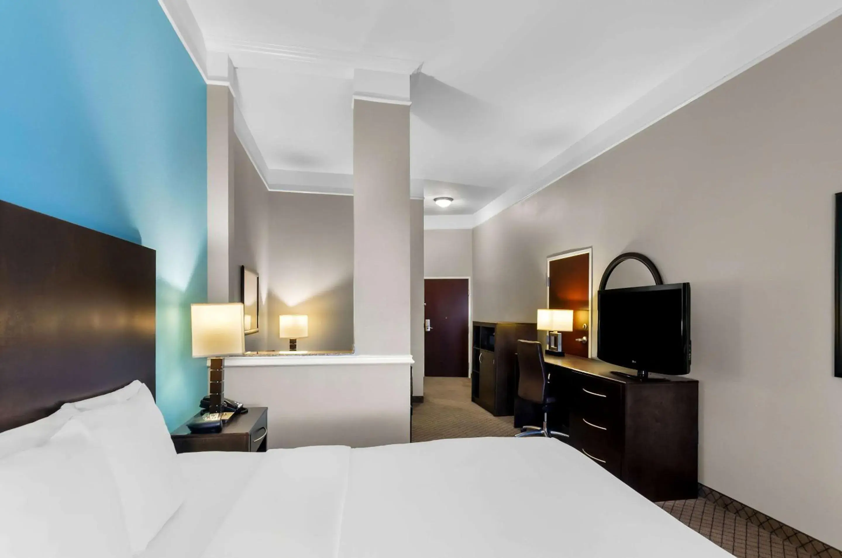 Efficiency King Suite - Accessible/Non Smoking in Comfort Suites at Katy Mills Efficiency King Suite - Accessible/Non Smoking in Comfort Suites at Katy Mills