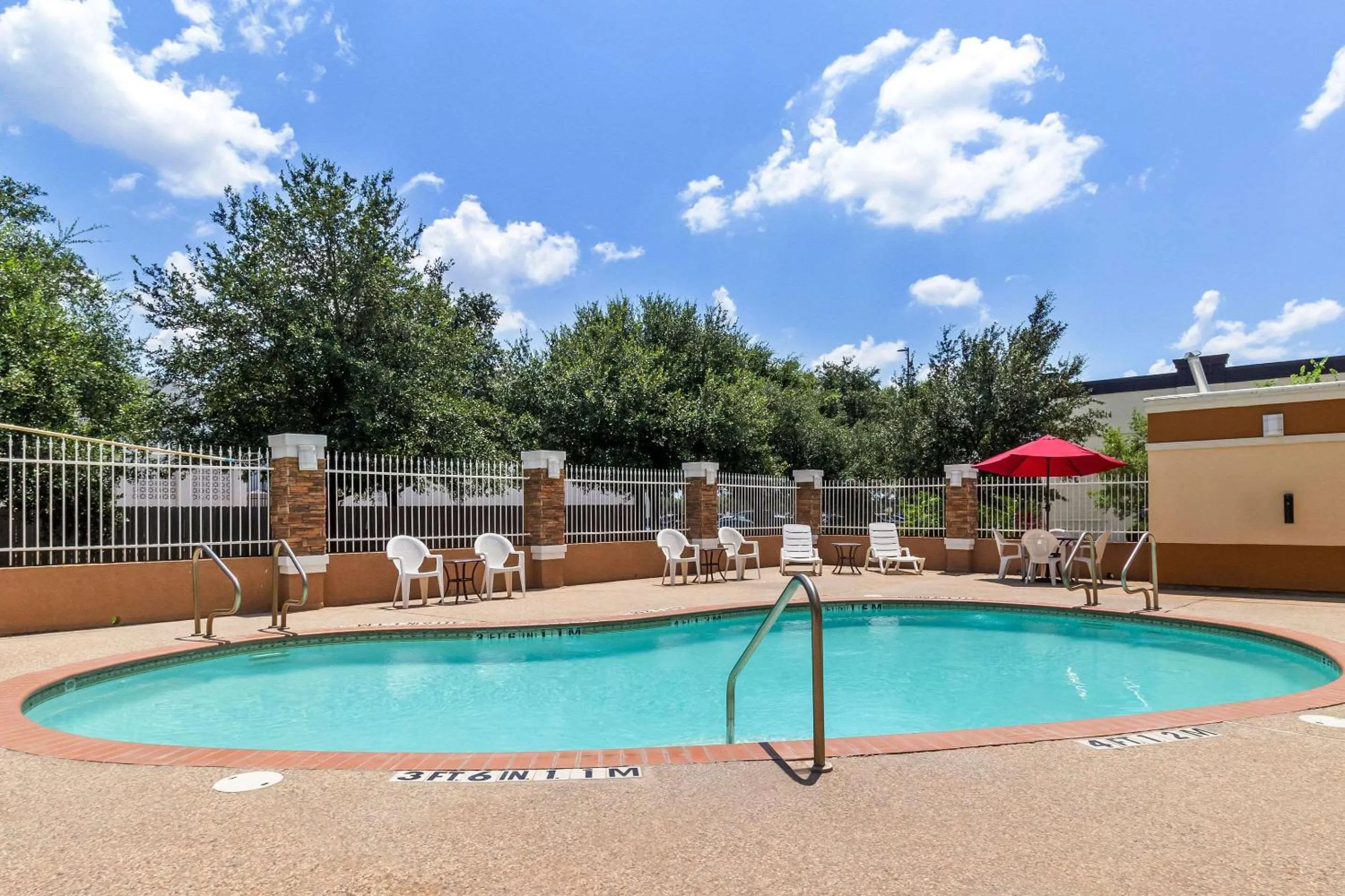Swimming pool in Comfort Suites at Katy Mills