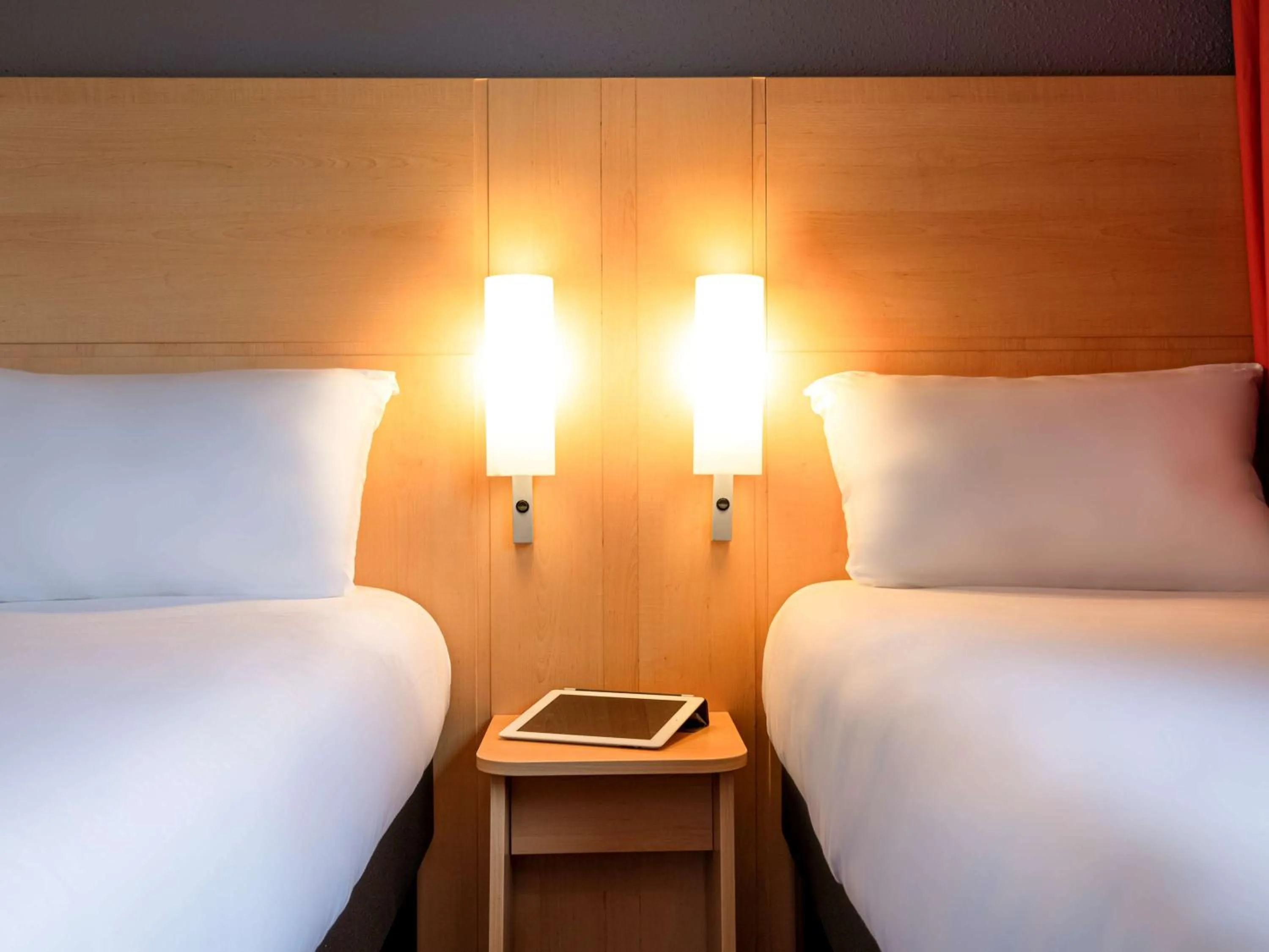 Photo of the whole room, Bed in ibis Quimperle