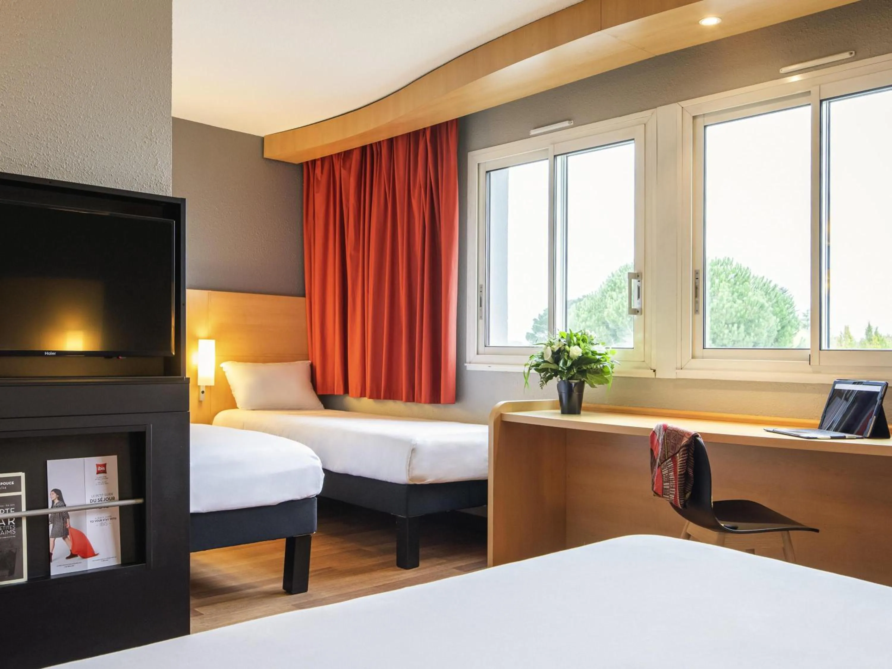 Bedroom, Bed in ibis Quimperle