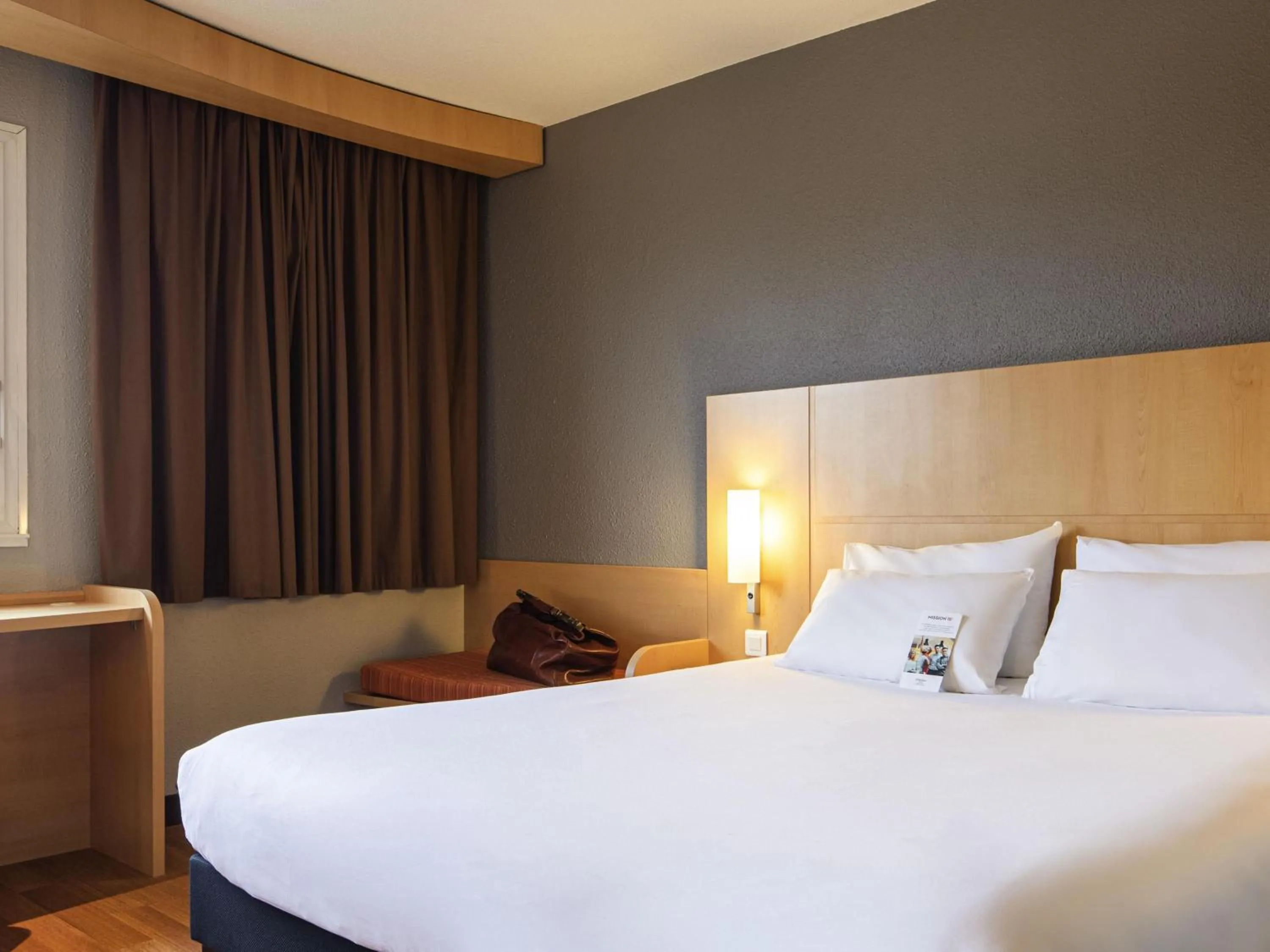 Bedroom, Bed in ibis Quimperle