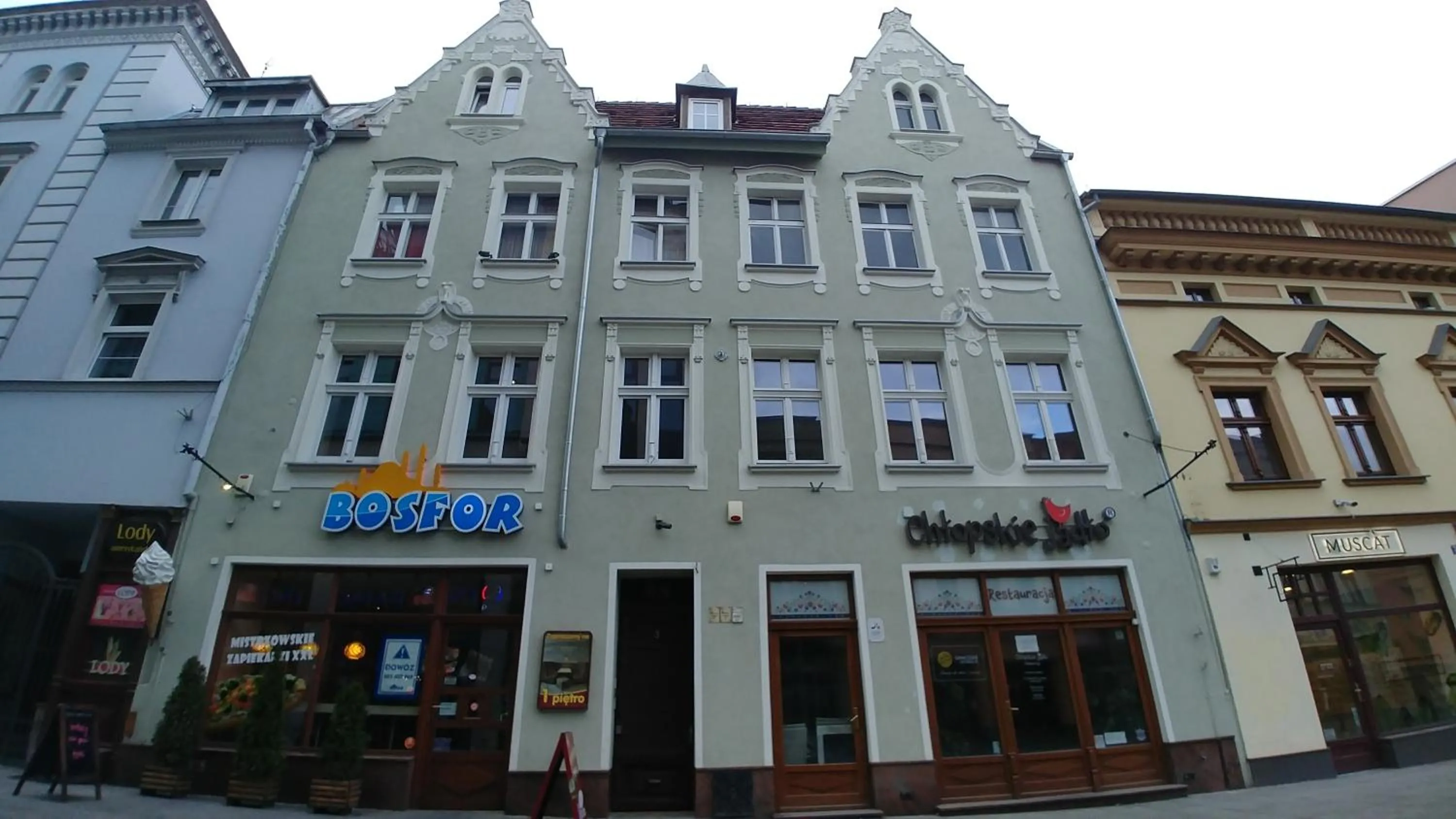 Facade/entrance in Mostowa 3