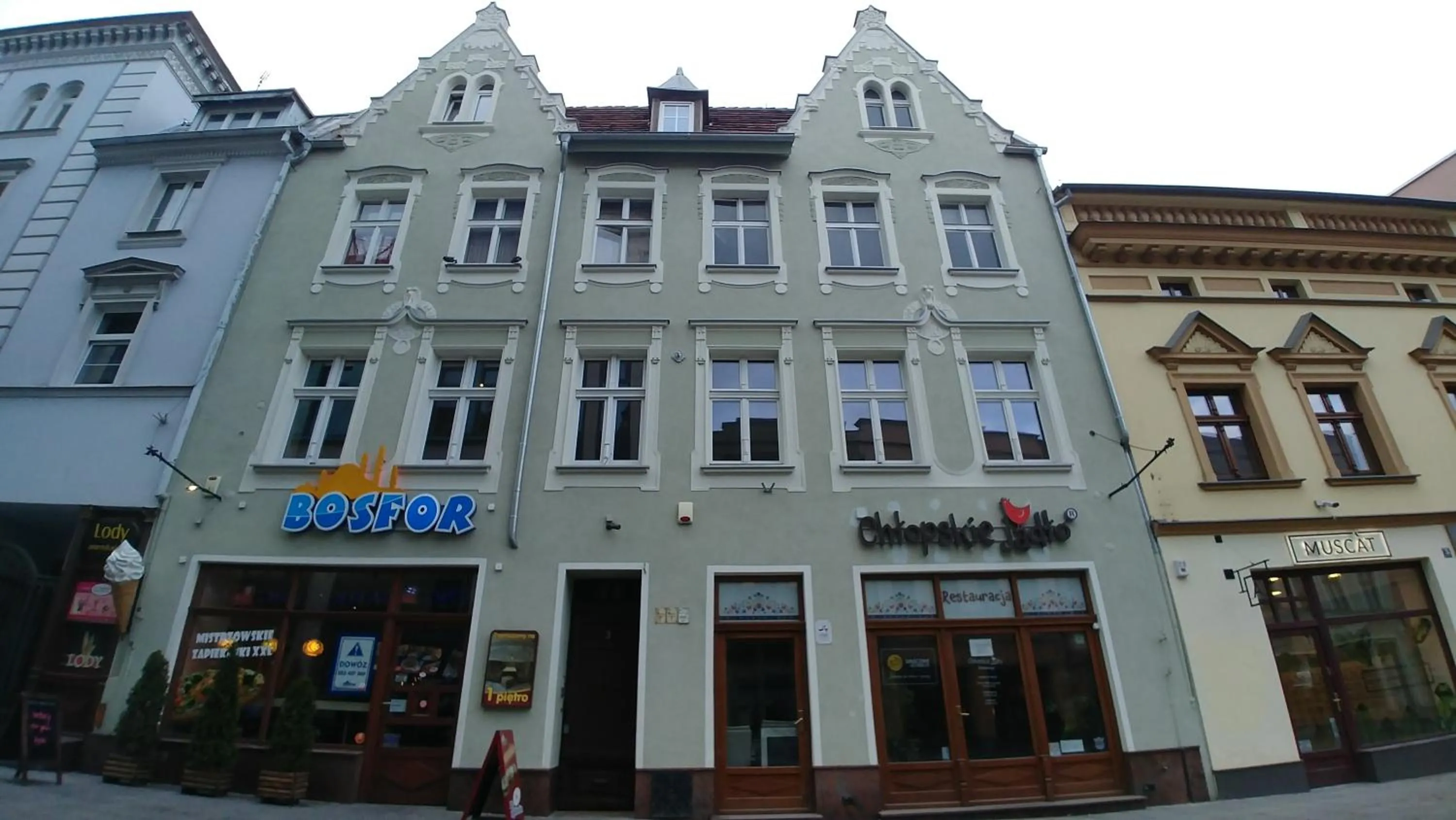 Facade/entrance in Mostowa 3