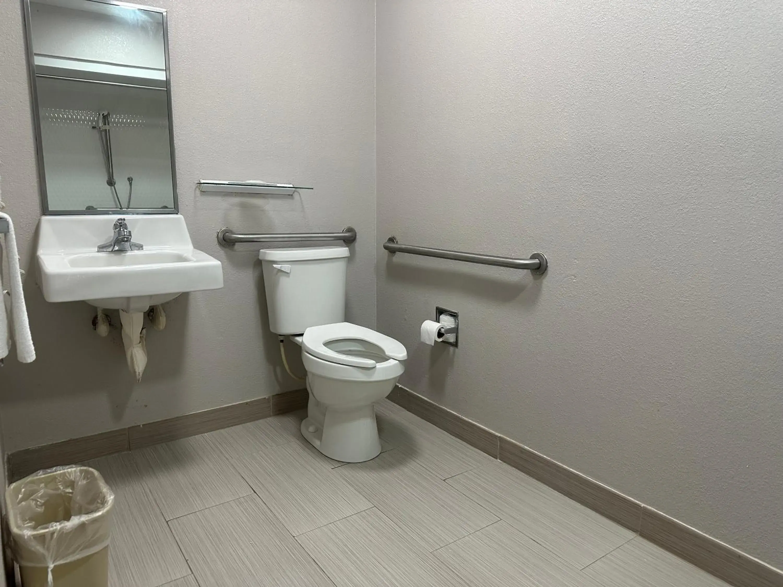 Bathroom in Quality Inn Adairsville-Calhoun South Bathroom in Quality Inn Adairsville-Calhoun South