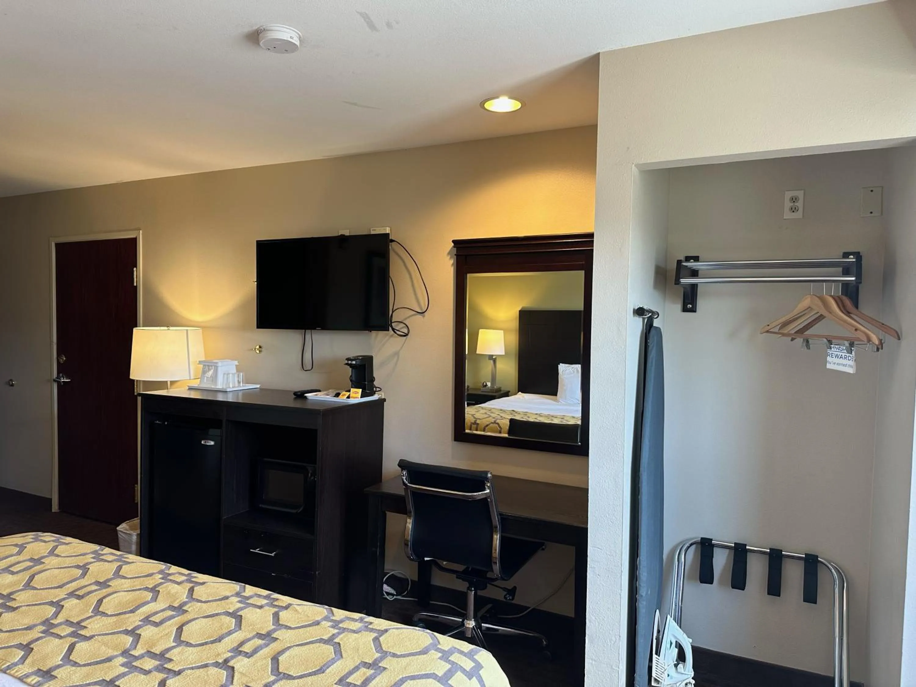 TV and multimedia, Bed in Baymont by Wyndham Farmington