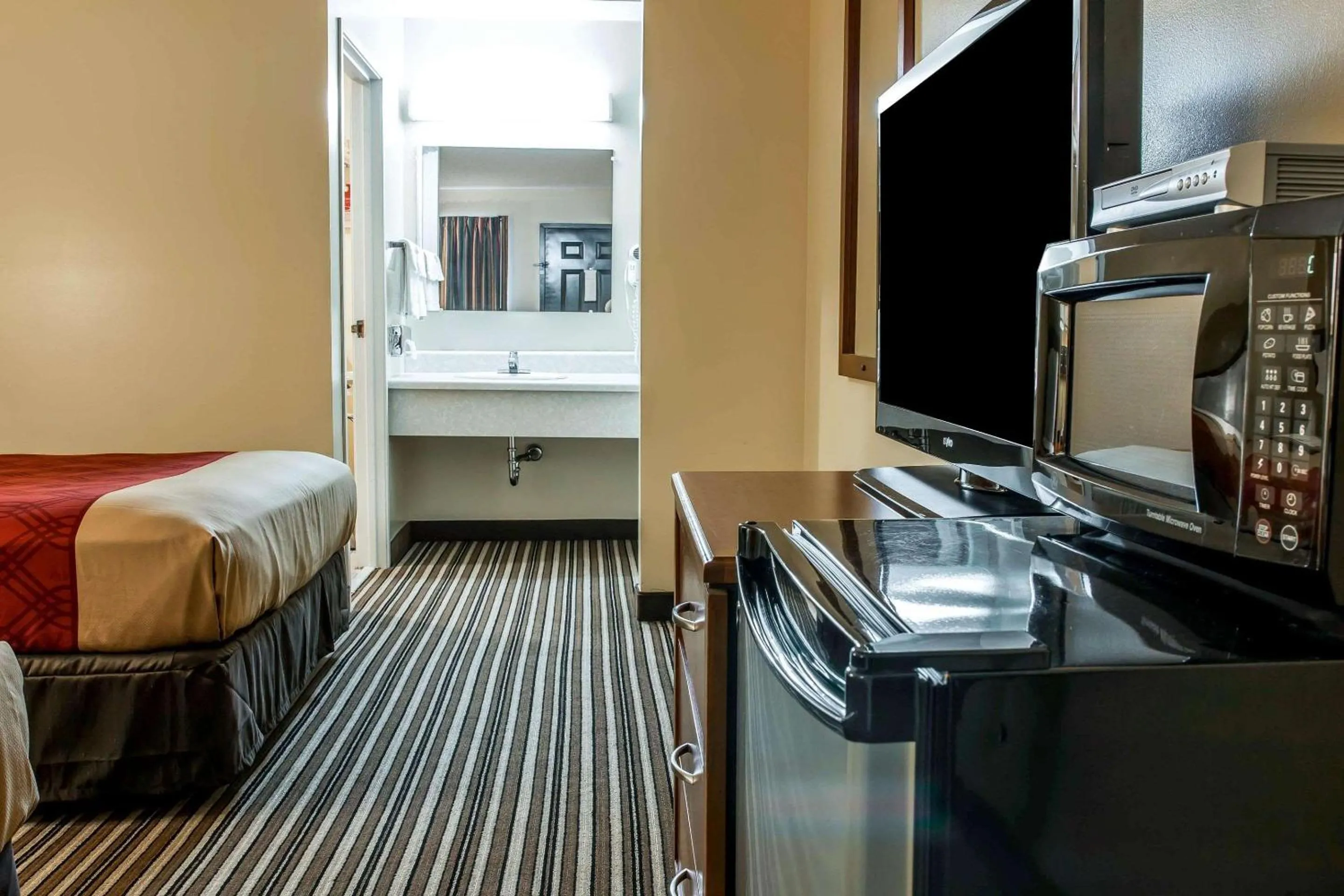 Bedroom, Bed in Econo Lodge Paw Paw