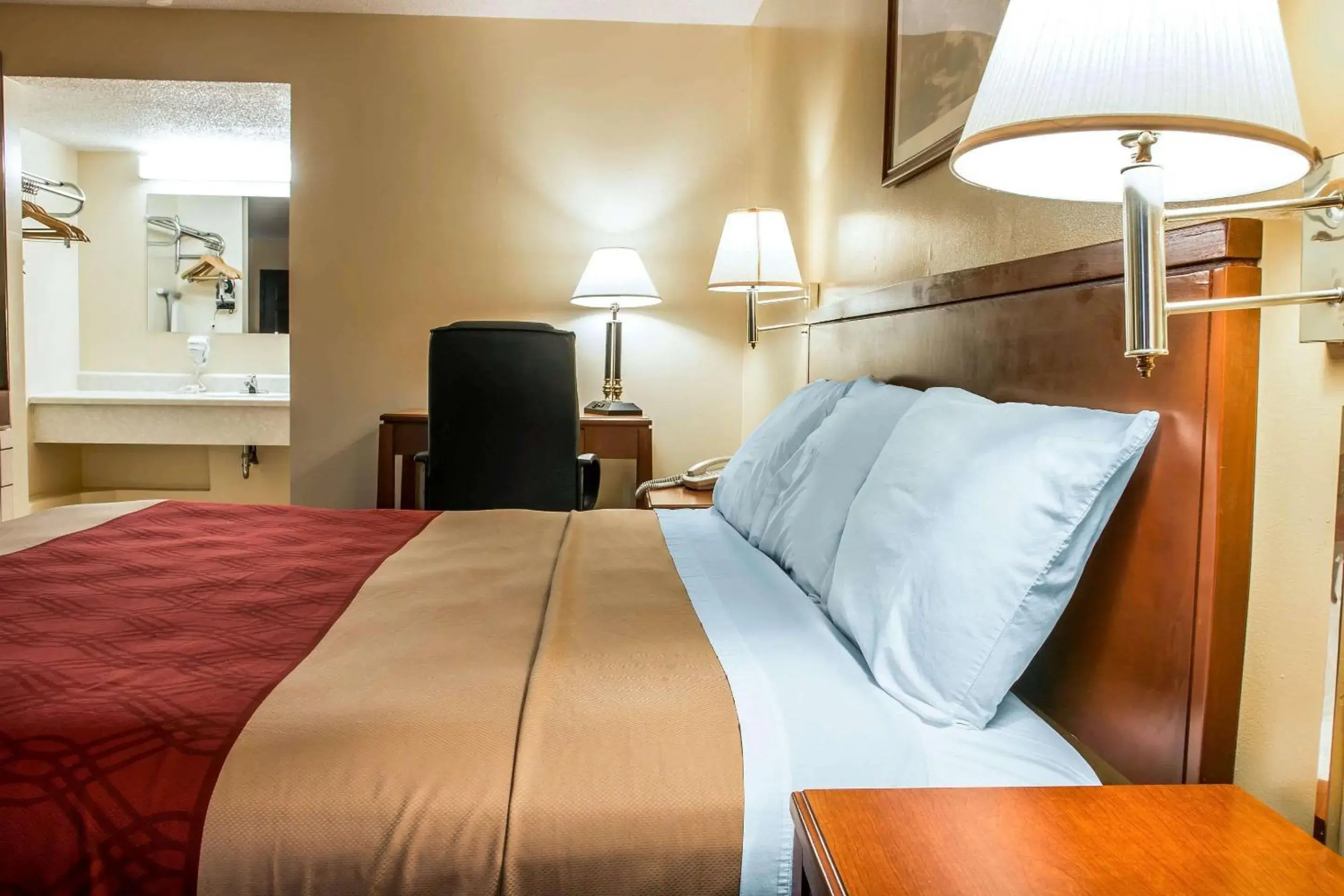 Bedroom, Bed in Econo Lodge Bedroom, Bed in Econo Lodge