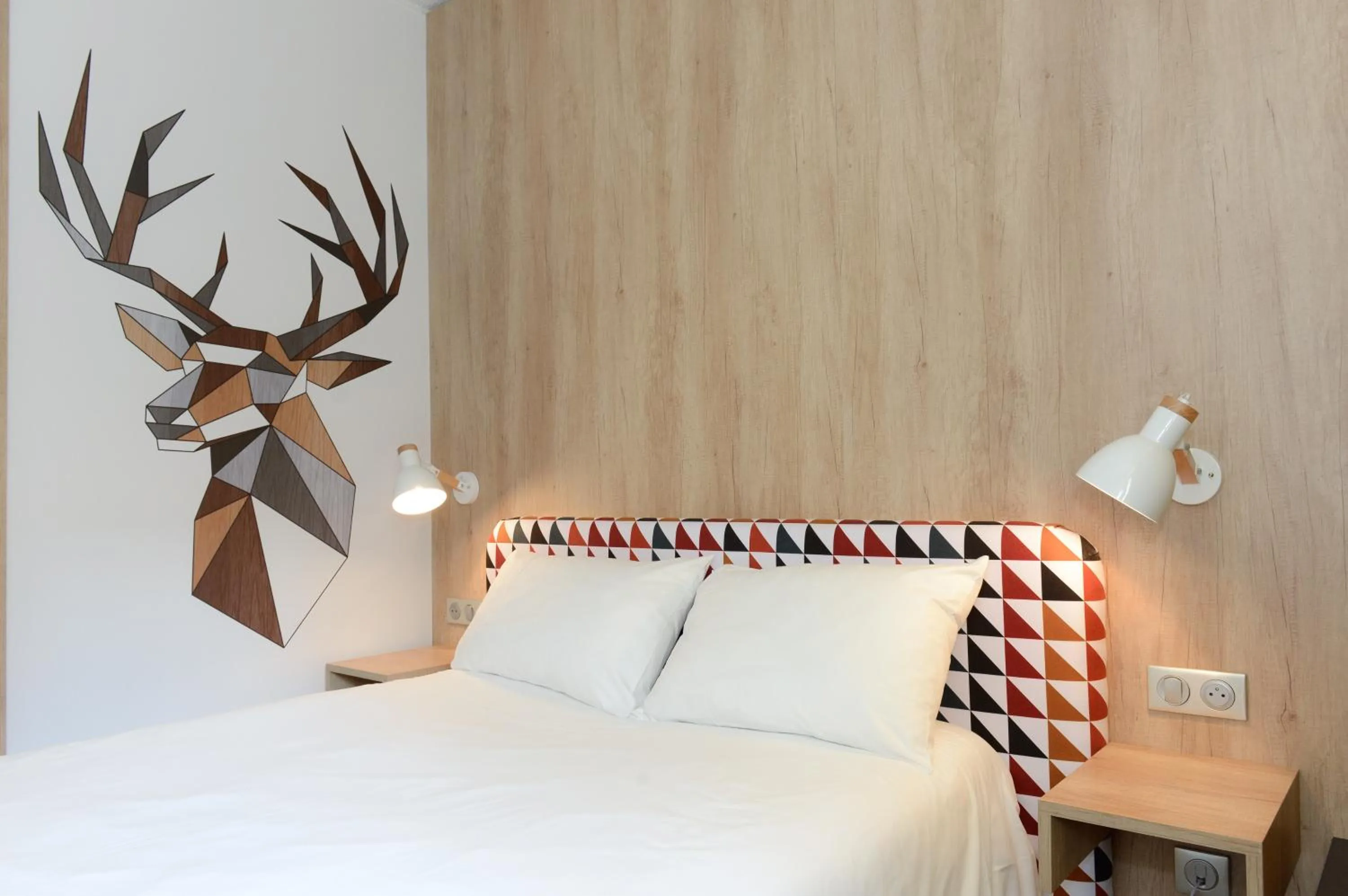 Bedroom, Bed in ibis Styles Caen Centre Historique