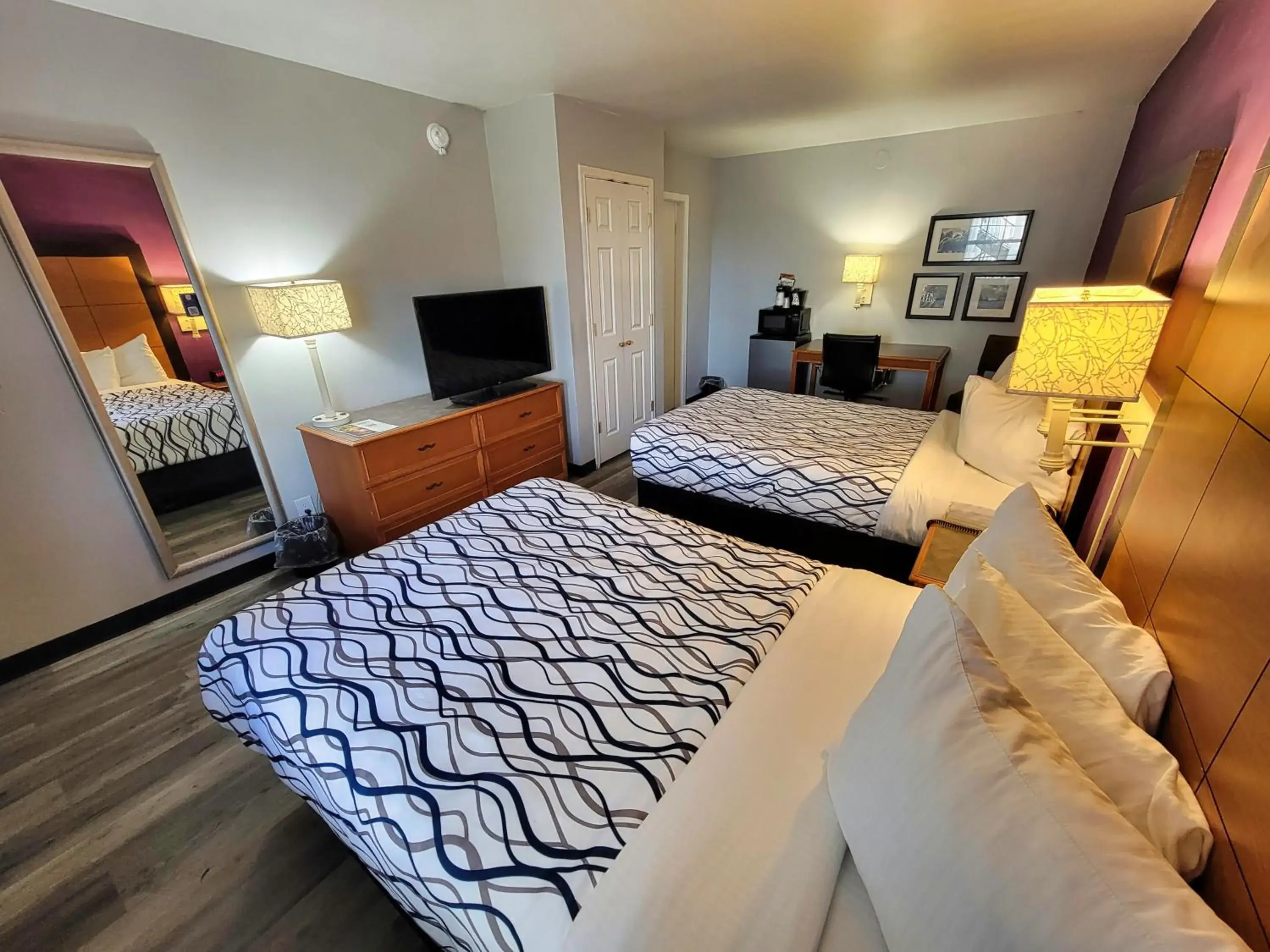 TV and multimedia, Bed in La Quinta Inn by Wyndham Amarillo West Medical Center TV and multimedia, Bed in La Quinta Inn by Wyndham Amarillo West Medical Center