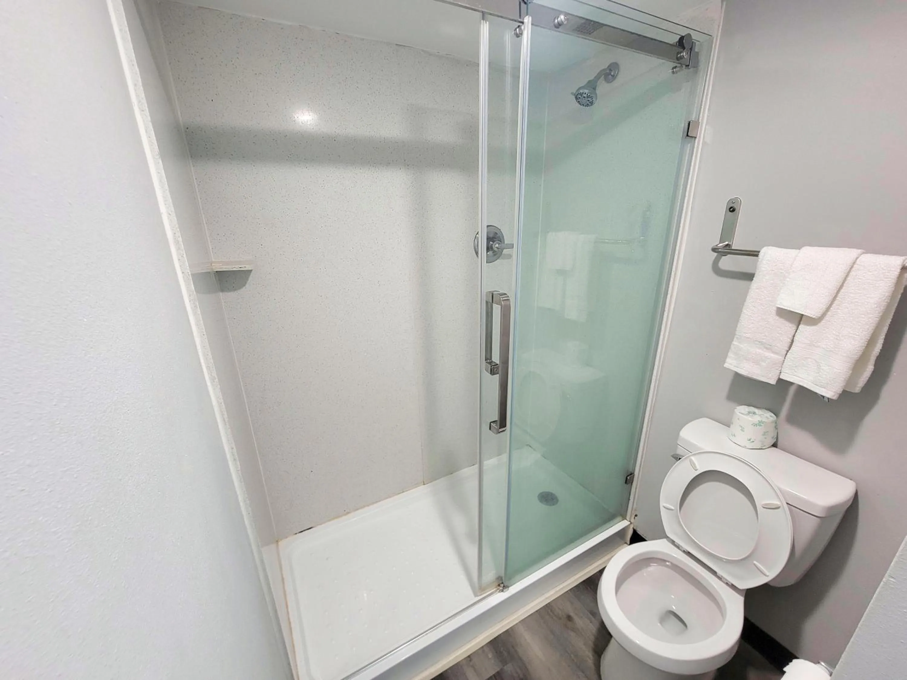 Shower in La Quinta Inn by Wyndham Amarillo West Medical Center