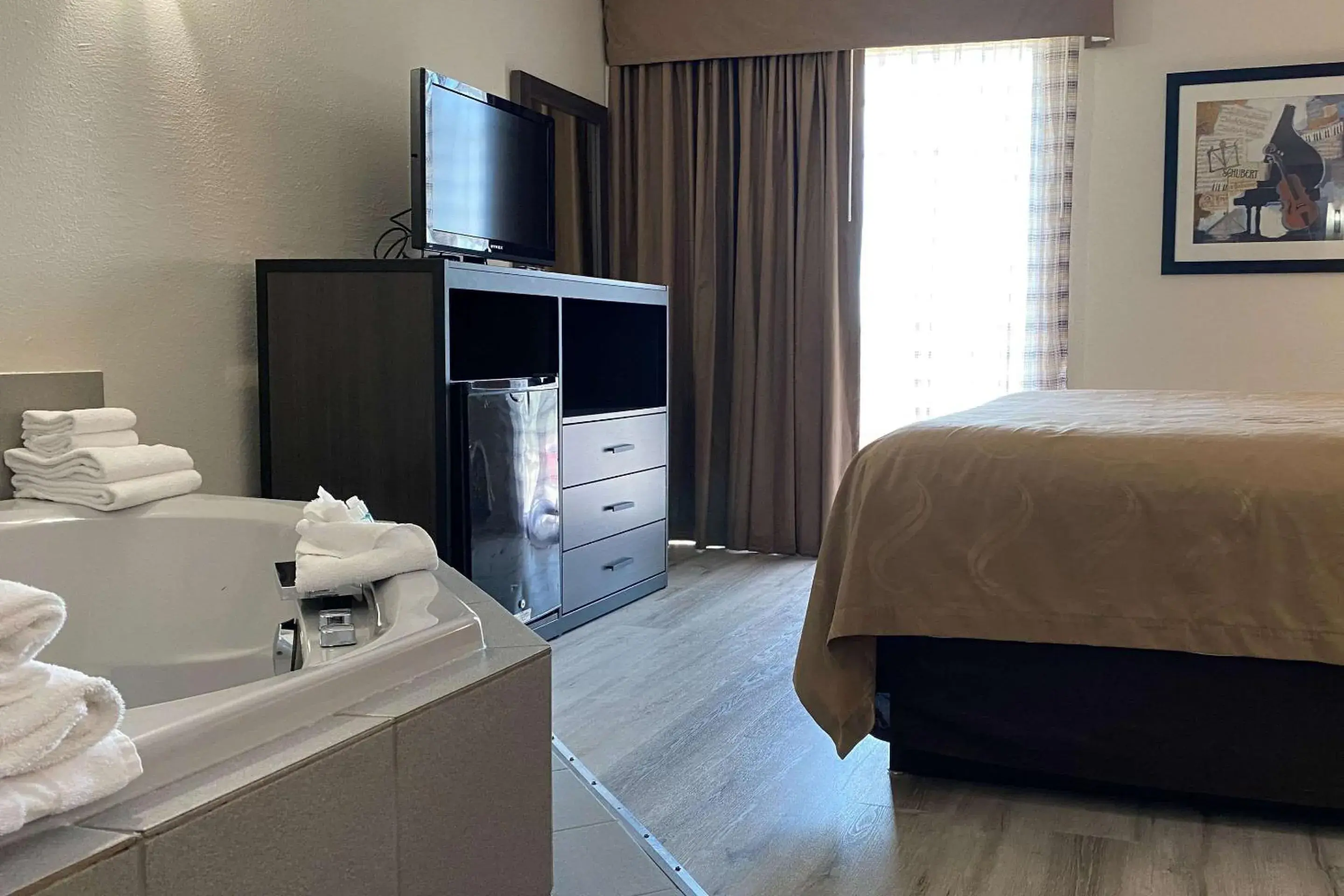 Photo of the whole room, Bed in Quality Inn Branson - Hwy 76 Central Photo of the whole room, Bed in Quality Inn Branson - Hwy 76 Central