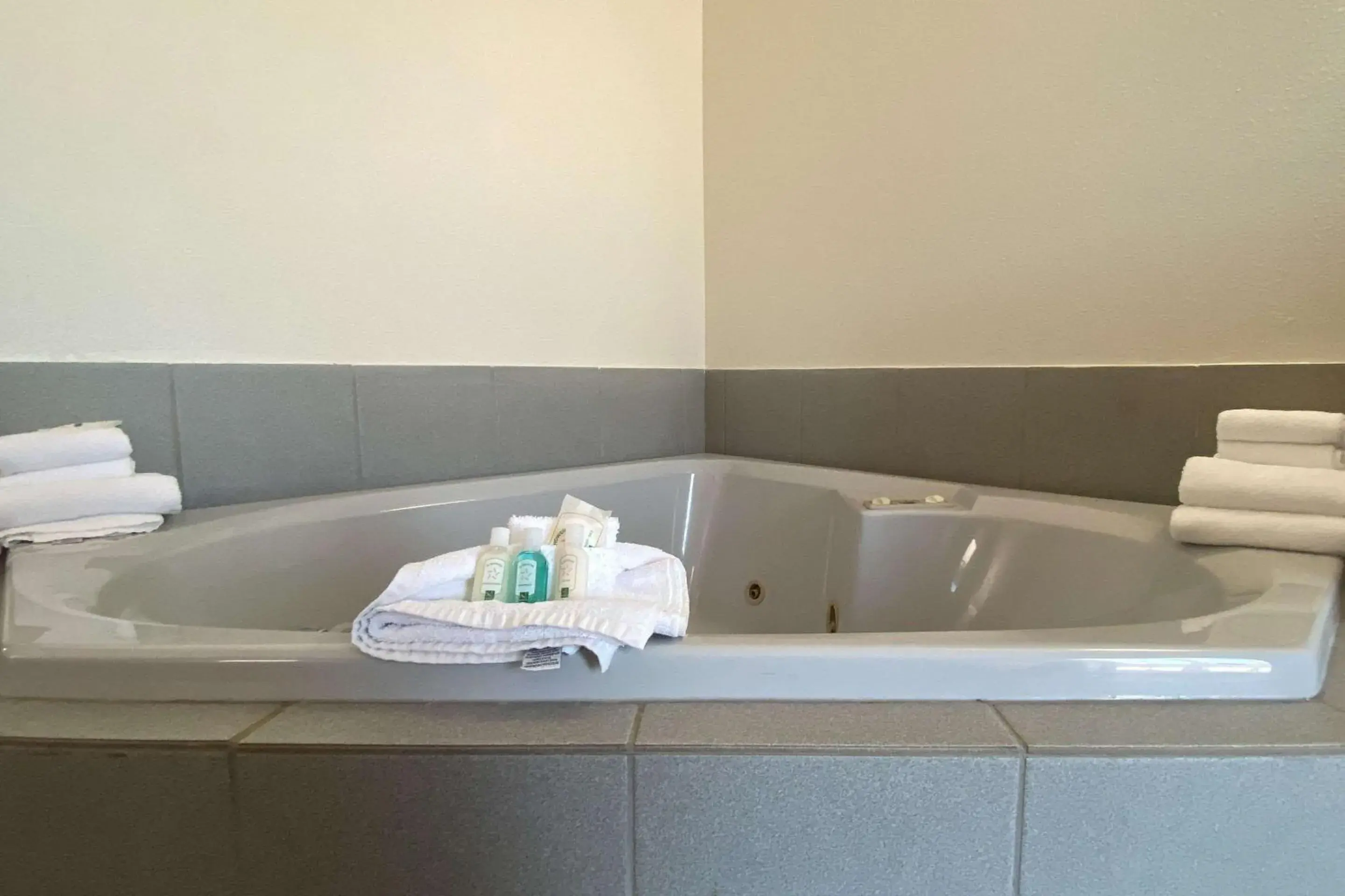 Photo of the whole room in Quality Inn Branson - Hwy 76 Central Photo of the whole room in Quality Inn Branson - Hwy 76 Central