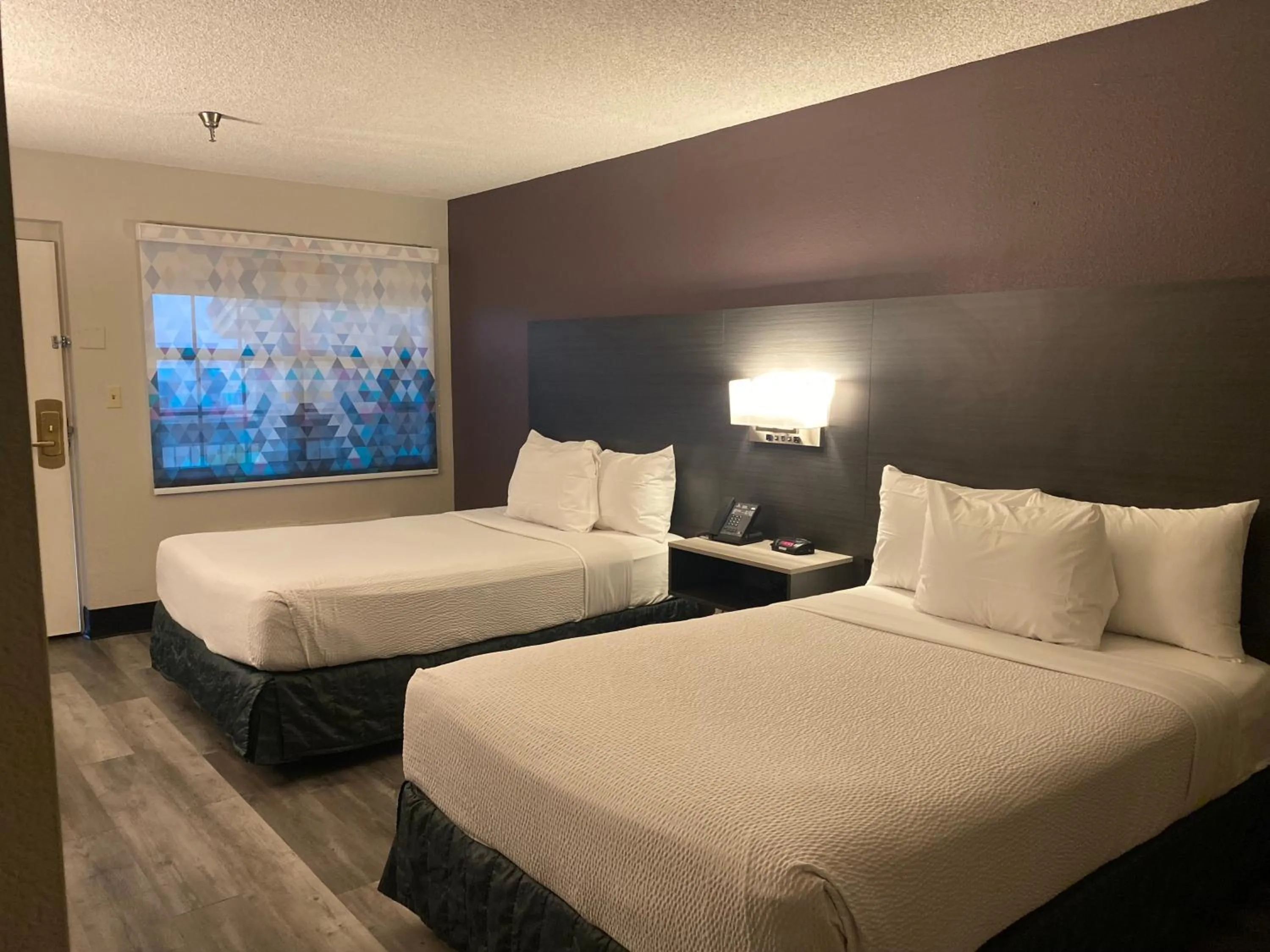 Bed in La Quinta Inn by Wyndham Bakersfield South