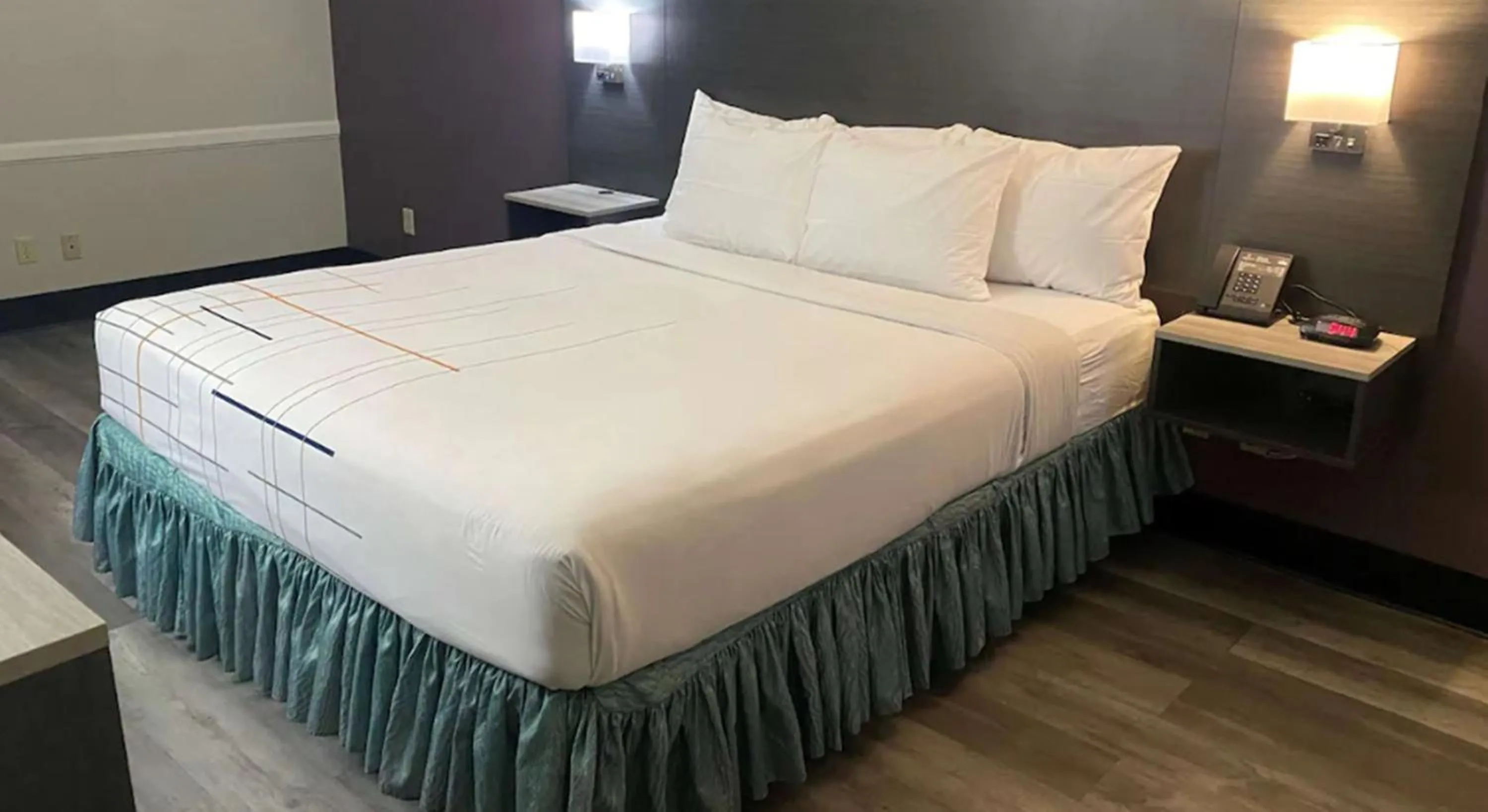 Bed in La Quinta Inn by Wyndham Bakersfield South
