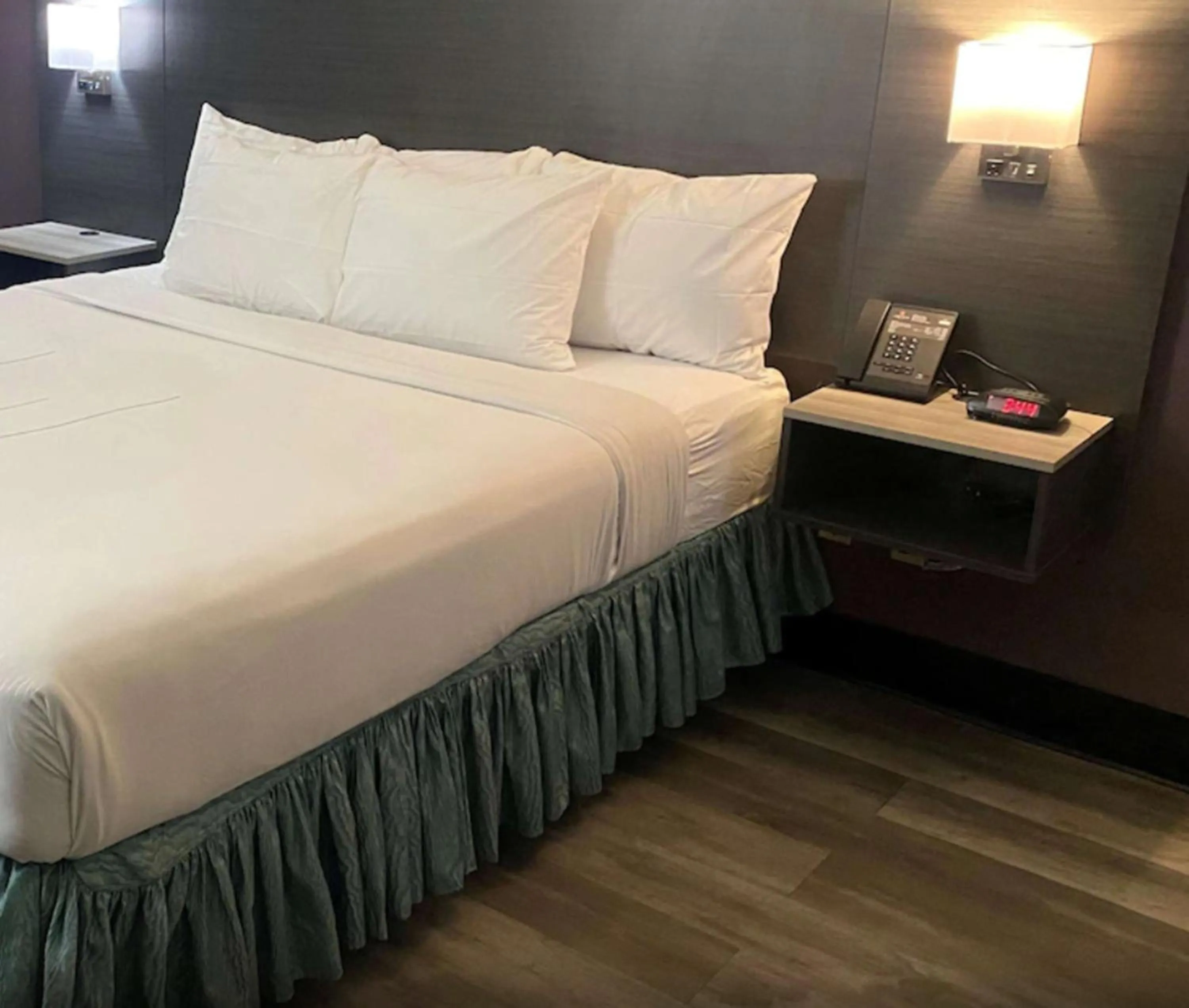 Bed in La Quinta Inn by Wyndham Bakersfield South
