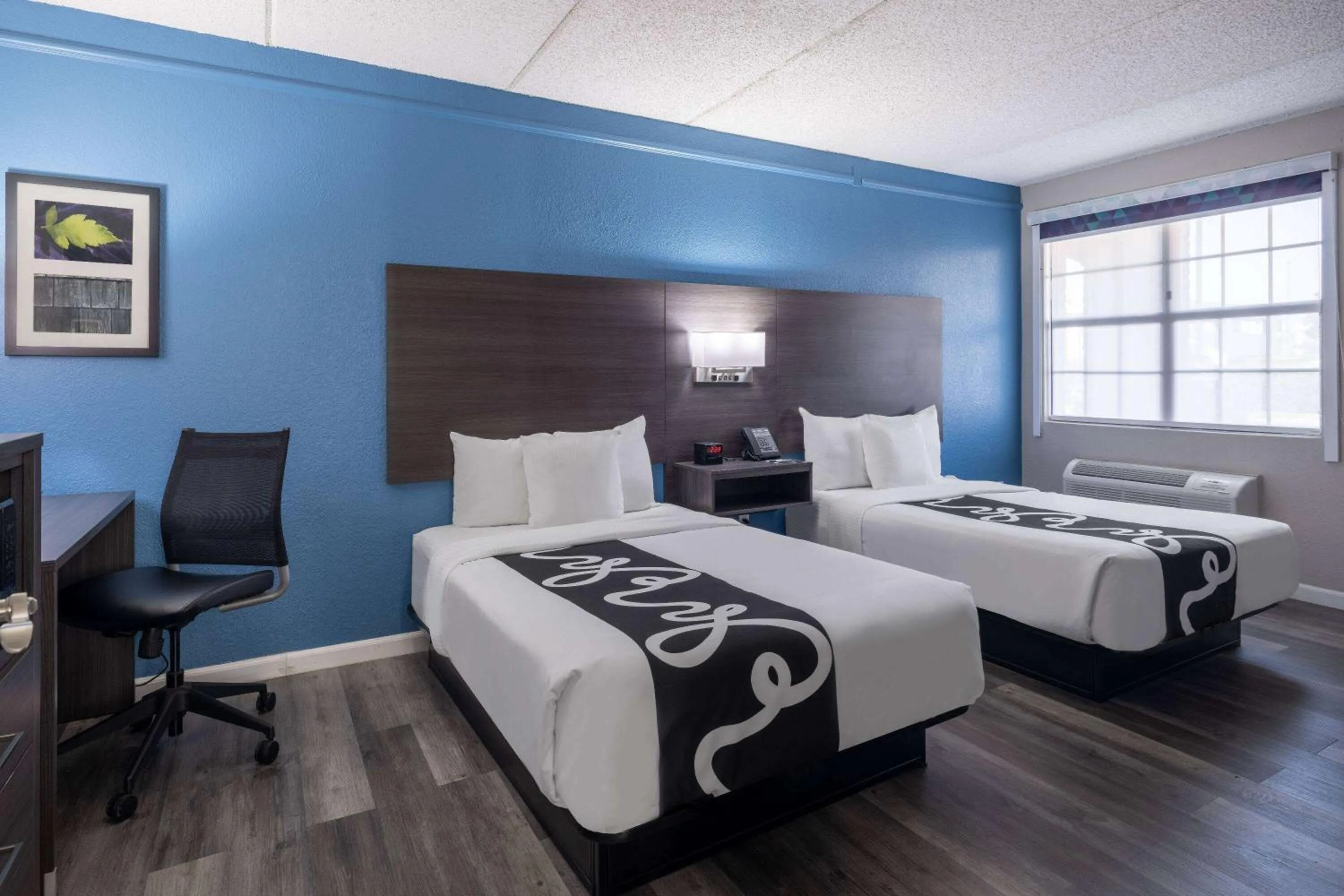 Photo of the whole room, Bed in La Quinta Inn by Wyndham Sacramento North