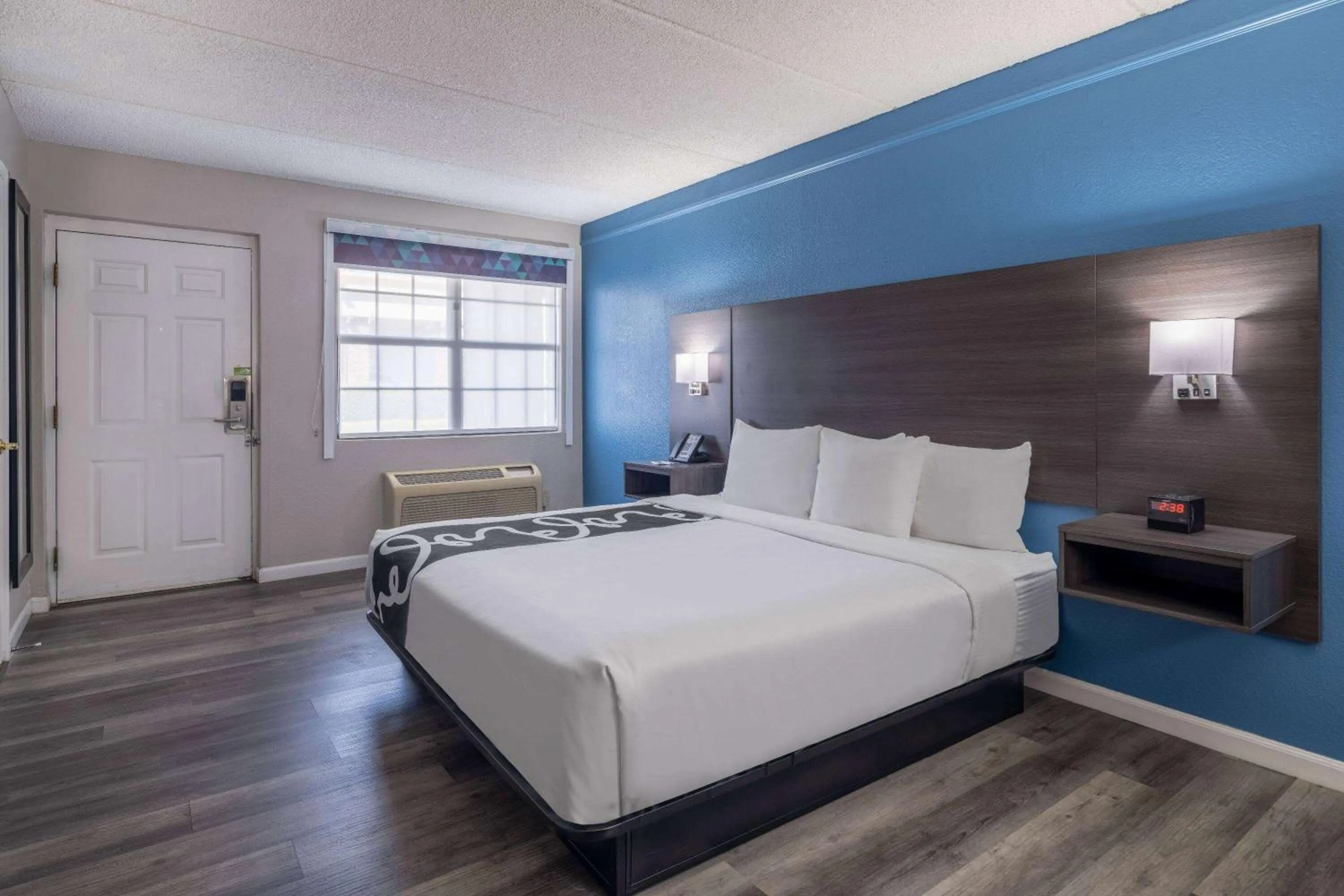 Bed in La Quinta Inn by Wyndham Sacramento North