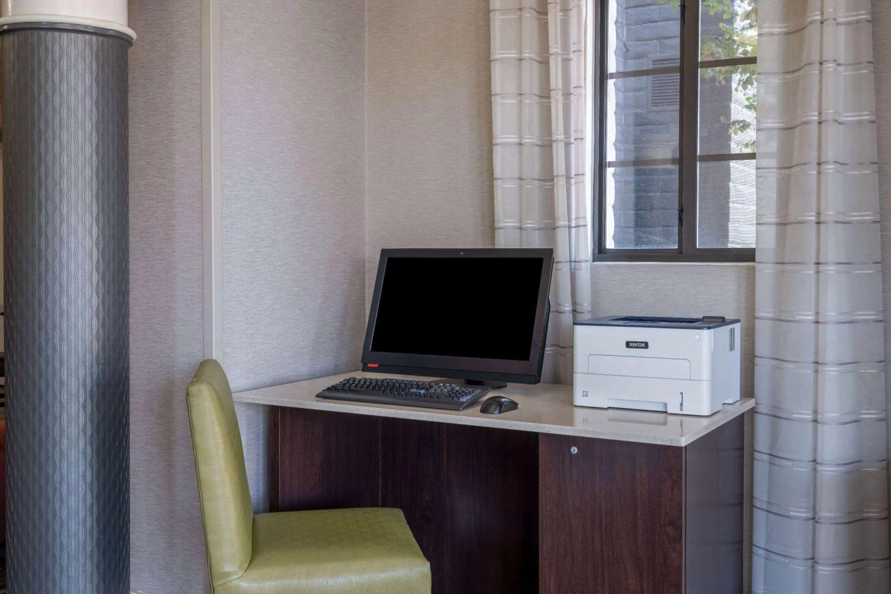 Business facilities in La Quinta Inn by Wyndham Sacramento North