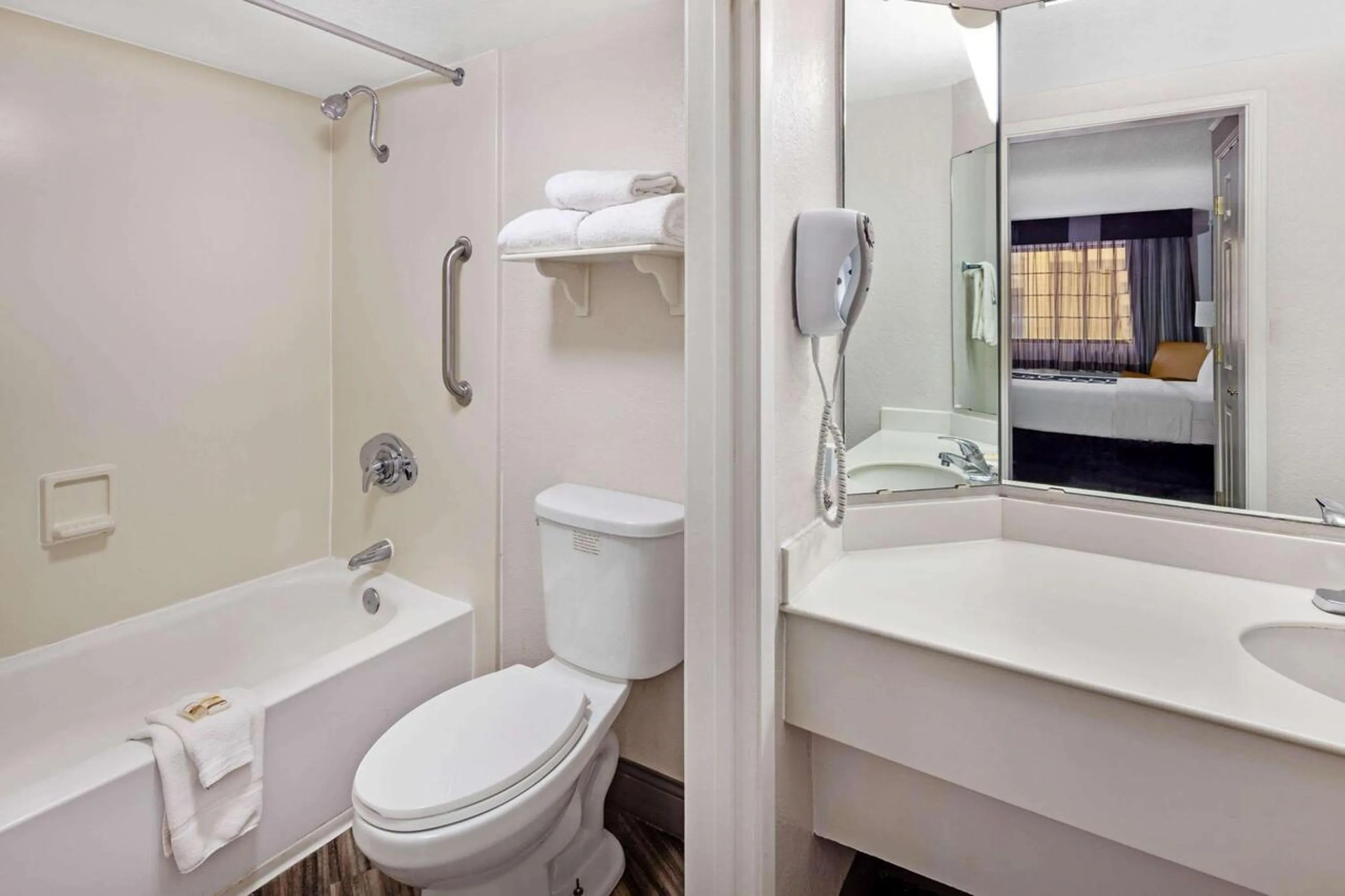 Bathroom in La Quinta Inn by Wyndham Ventura