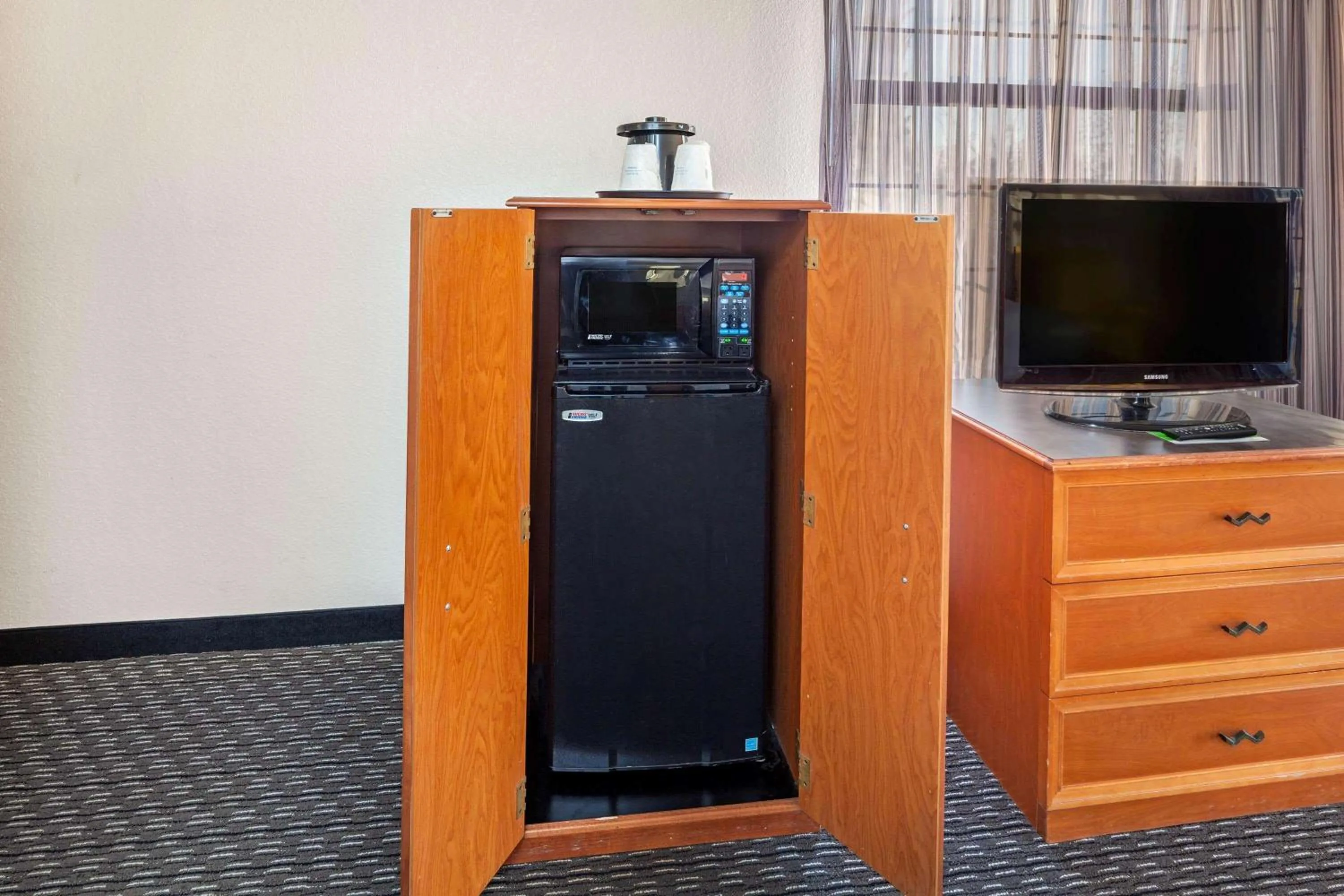 Photo of the whole room, TV/Entertainment Center in La Quinta Inn by Wyndham Ventura