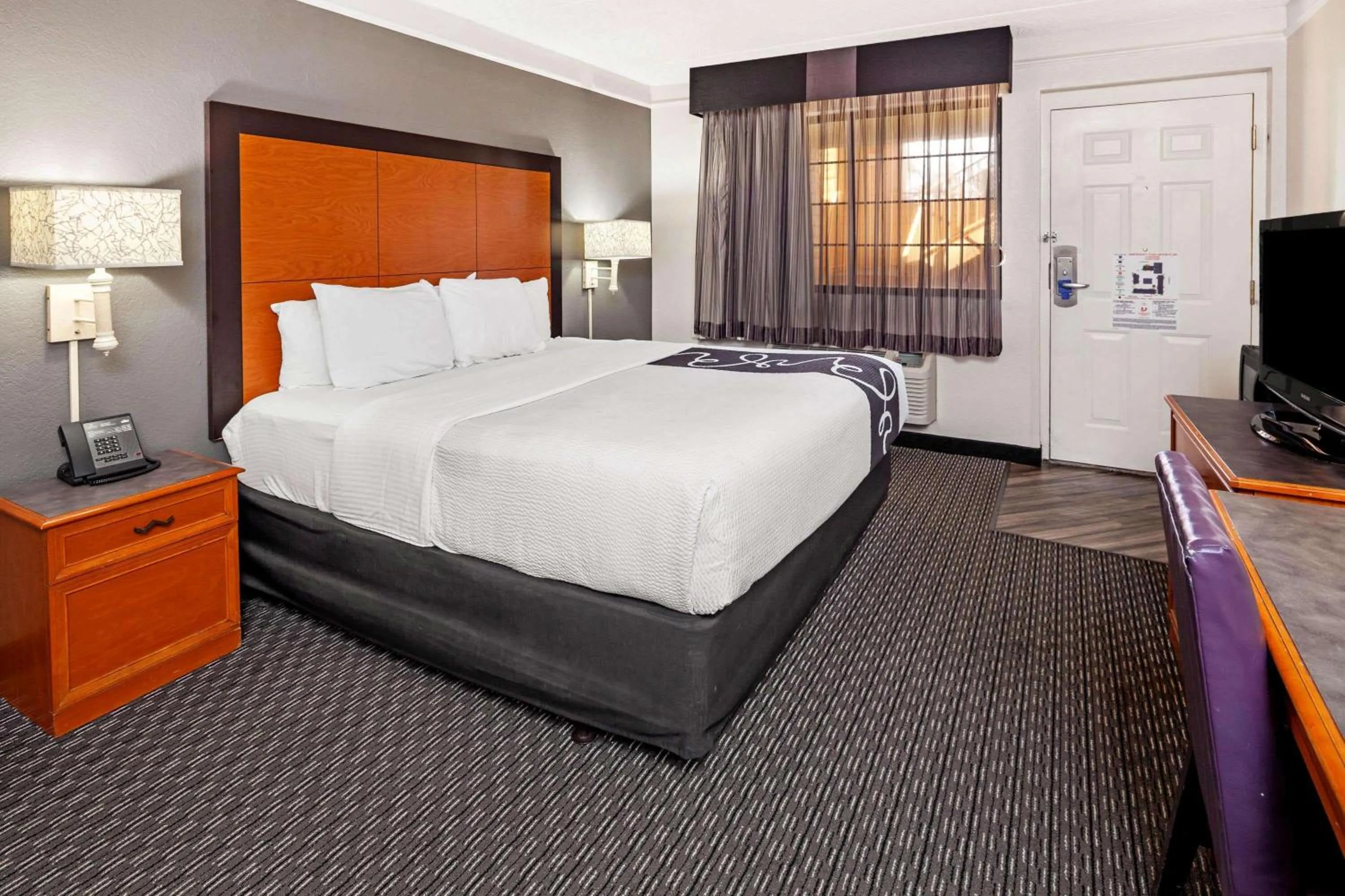 Photo of the whole room in La Quinta Inn by Wyndham Ventura