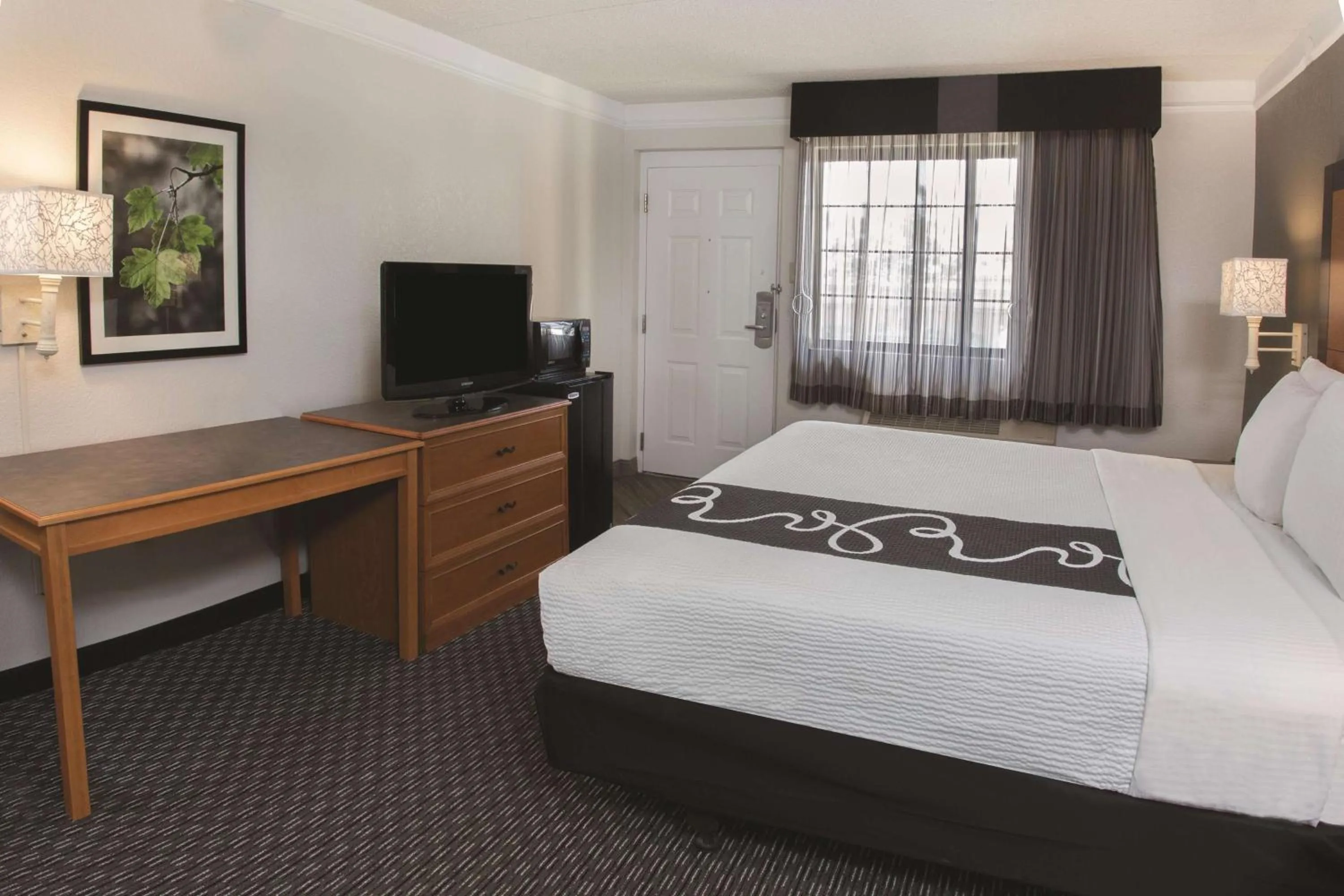 Photo of the whole room, TV/Entertainment Center in La Quinta Inn by Wyndham Ventura