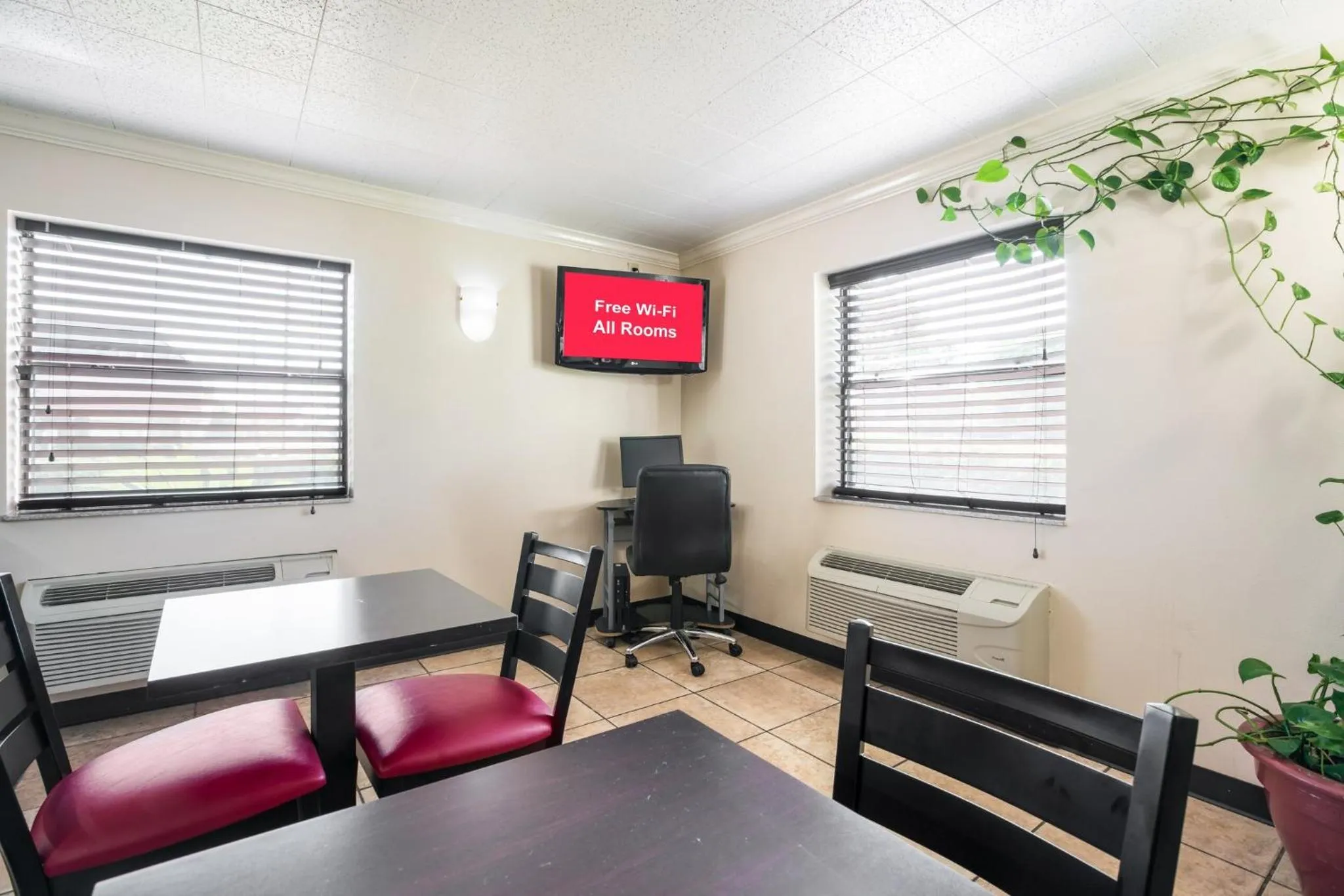 Business facilities in Red Roof Inn North Dallas - Park Central