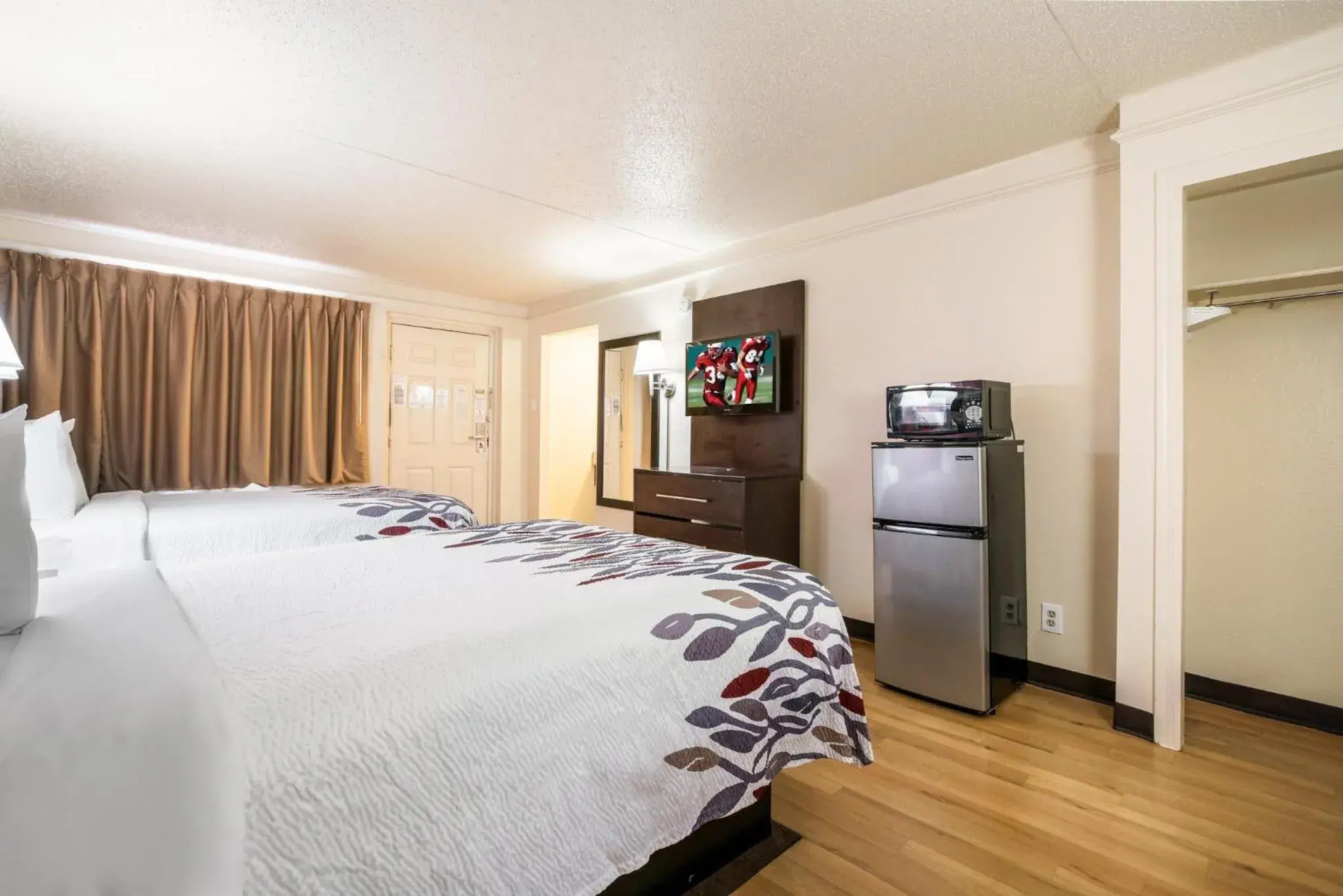 Photo of the whole room, Bed in Red Roof Inn North Dallas - Park Central Photo of the whole room, Bed in Red Roof Inn North Dallas - Park Central