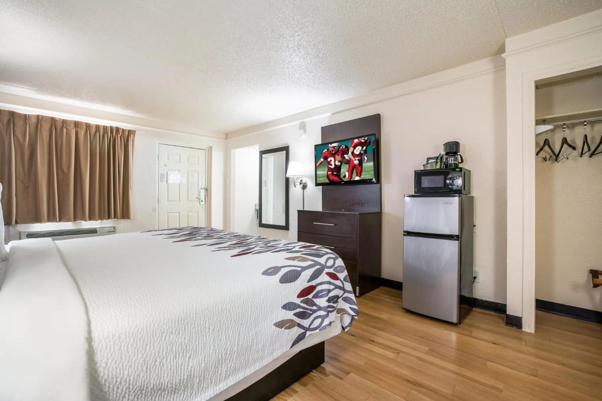 Photo of the whole room, Bed in Red Roof Inn North Dallas - Park Central