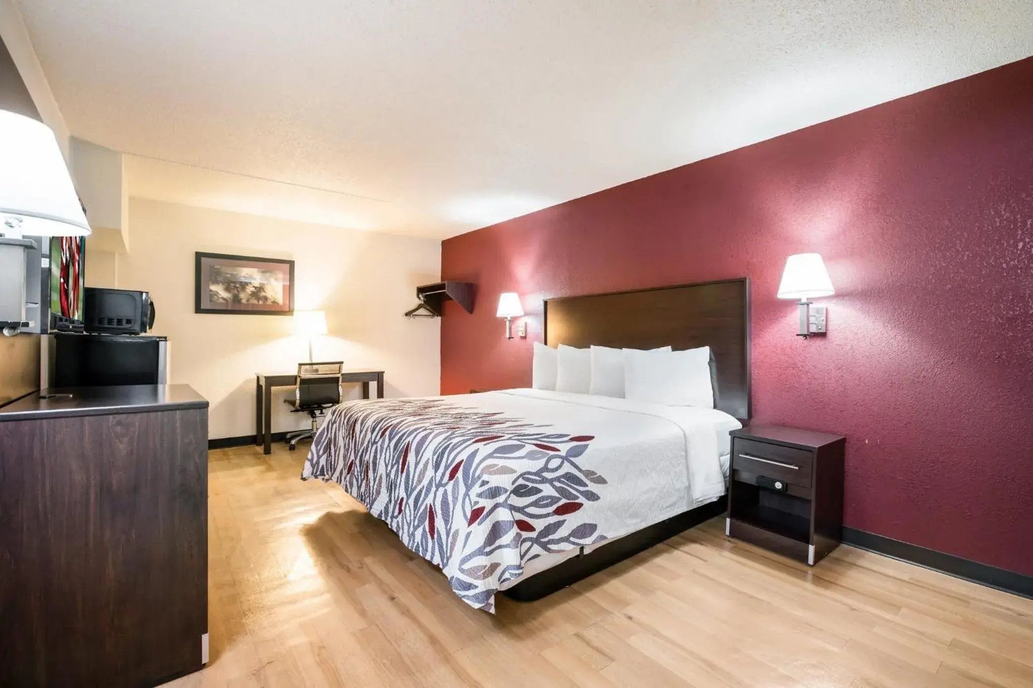 Deluxe King Room with Kitchenette Non-Smoking in Red Roof Inn North Dallas - Park Central Deluxe King Room with Kitchenette Non-Smoking in Red Roof Inn North Dallas - Park Central