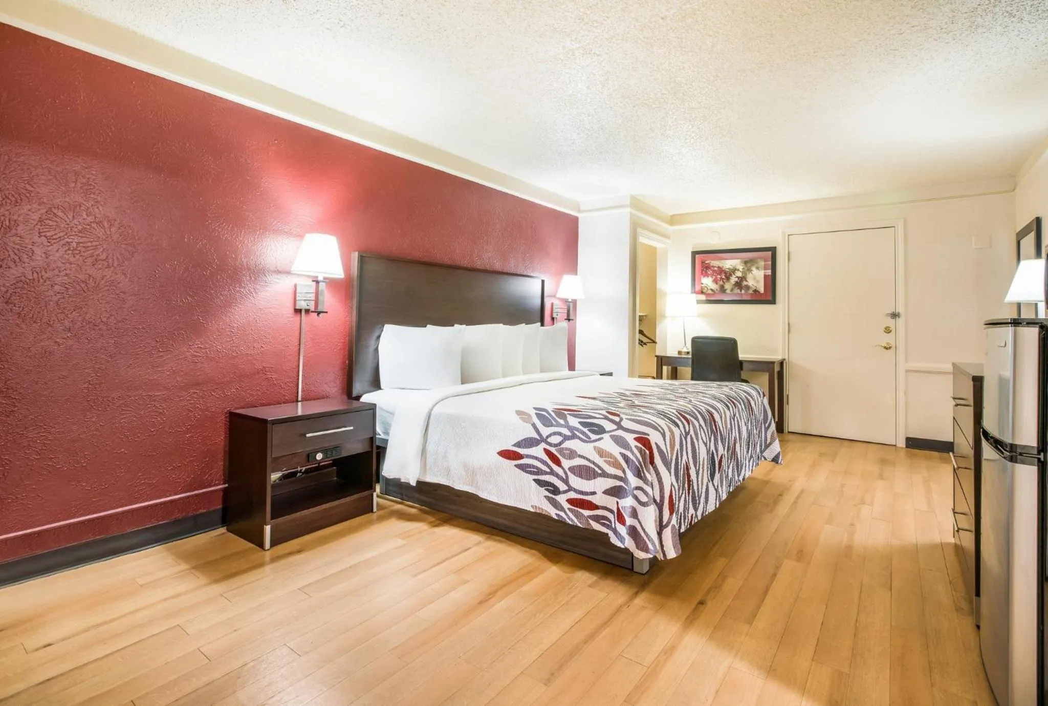 Photo of the whole room, Bed in Red Roof Inn North Dallas - Park Central