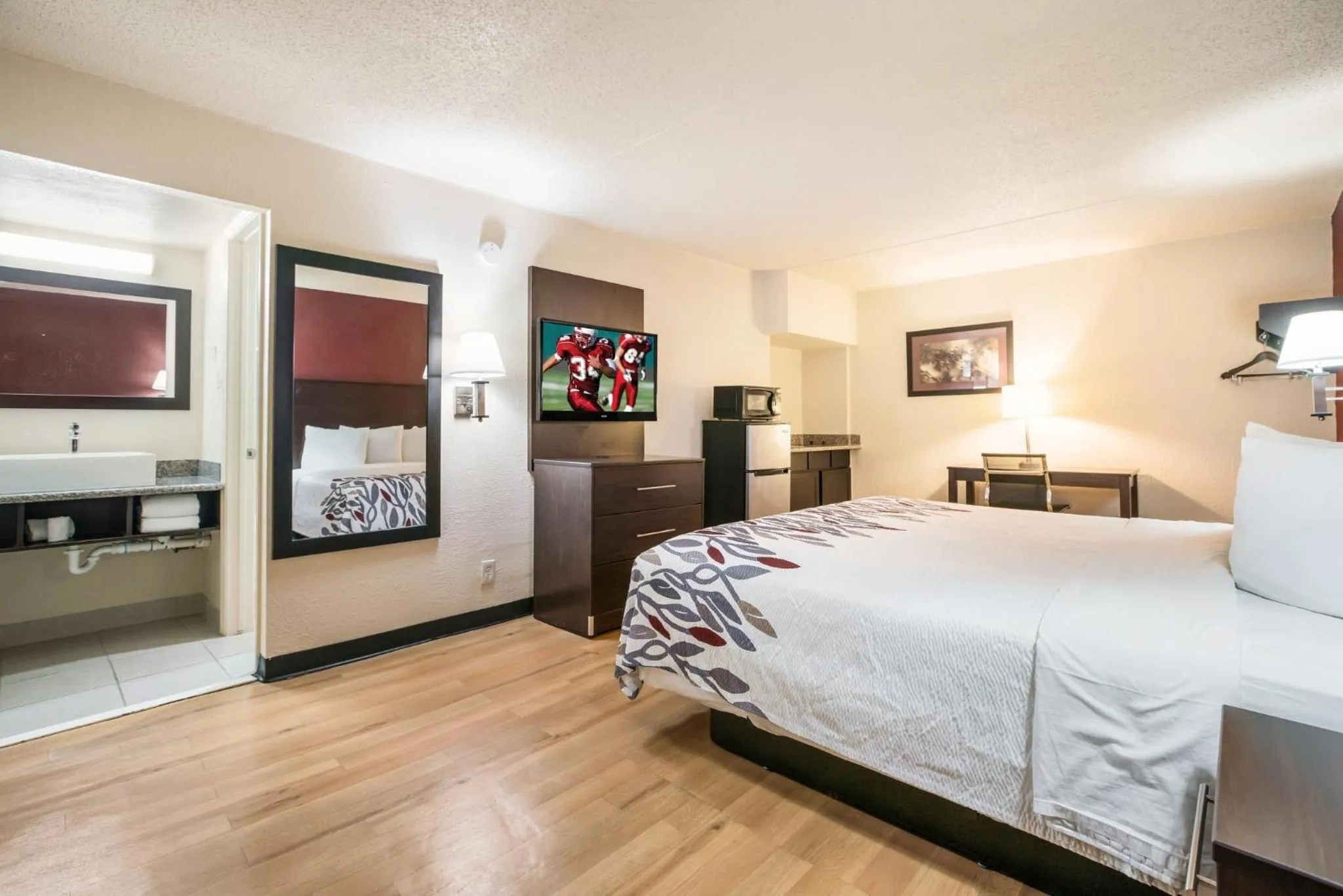 Photo of the whole room, Bed in Red Roof Inn North Dallas - Park Central