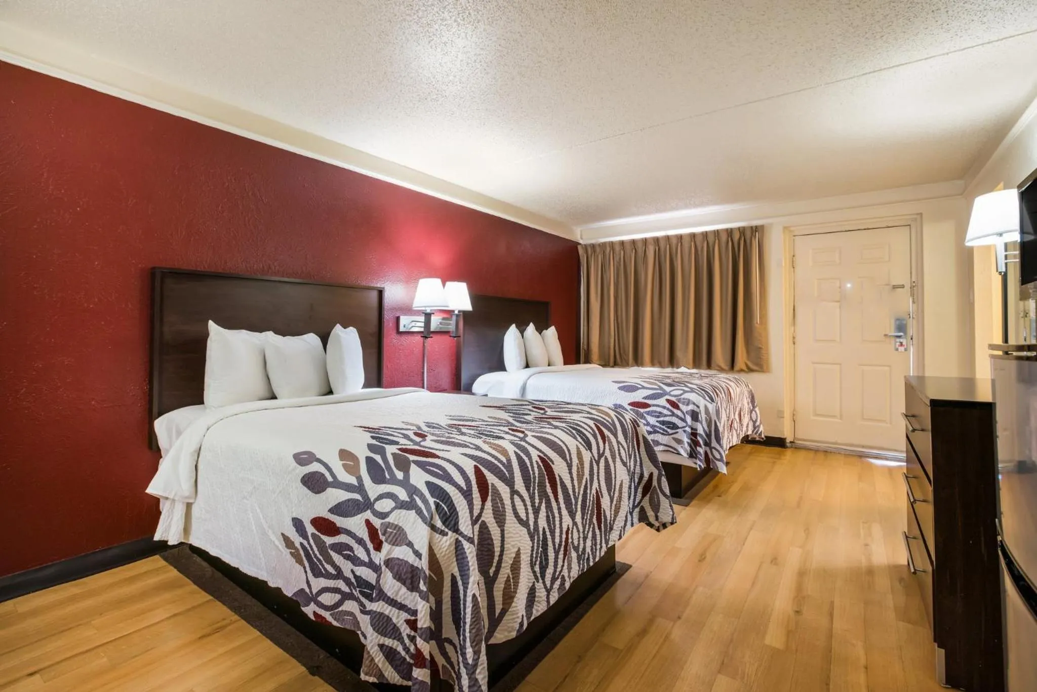 Photo of the whole room, Bed in Red Roof Inn North Dallas - Park Central