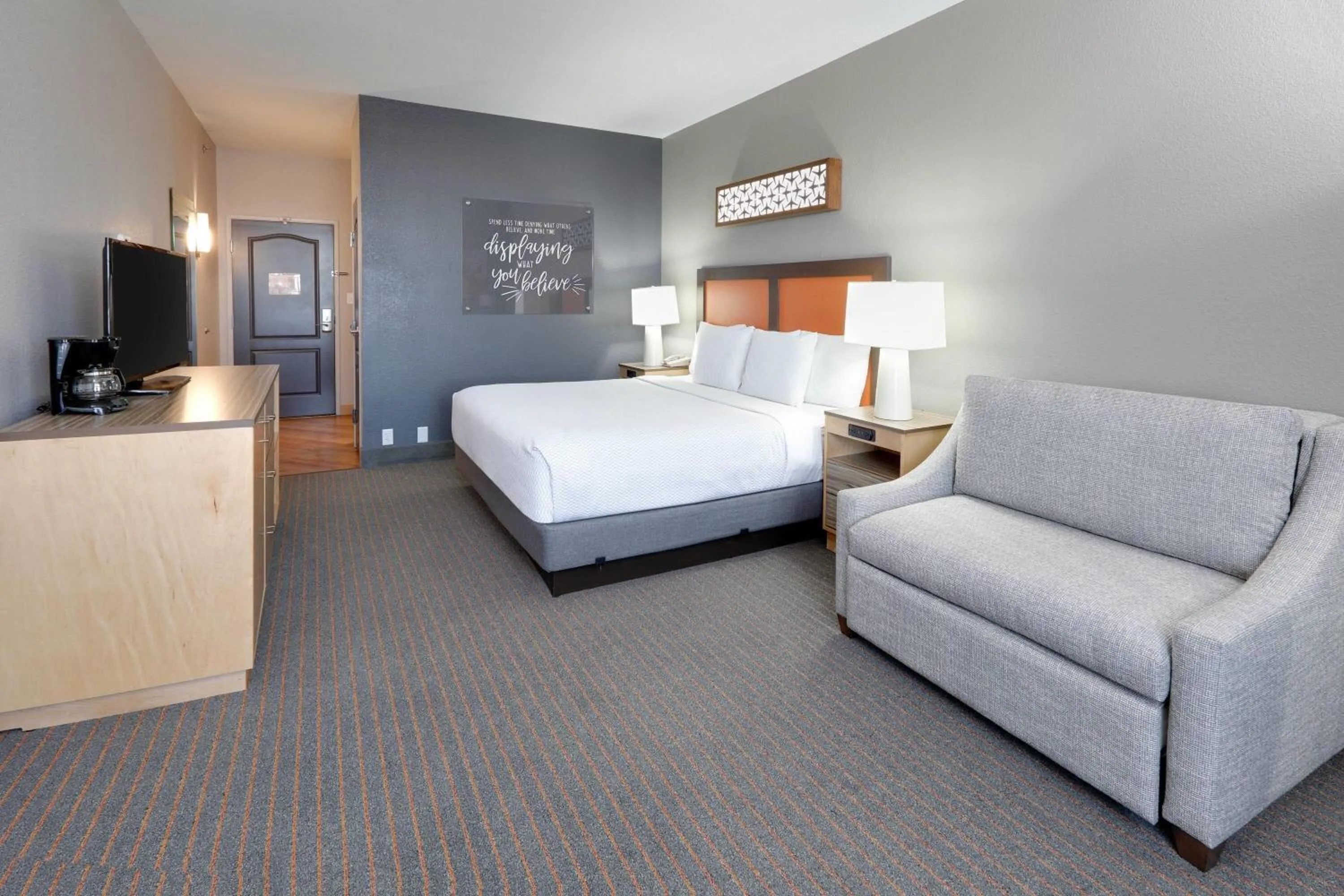 Photo of the whole room, Bed in La Quinta by Wyndham Dallas Love Field