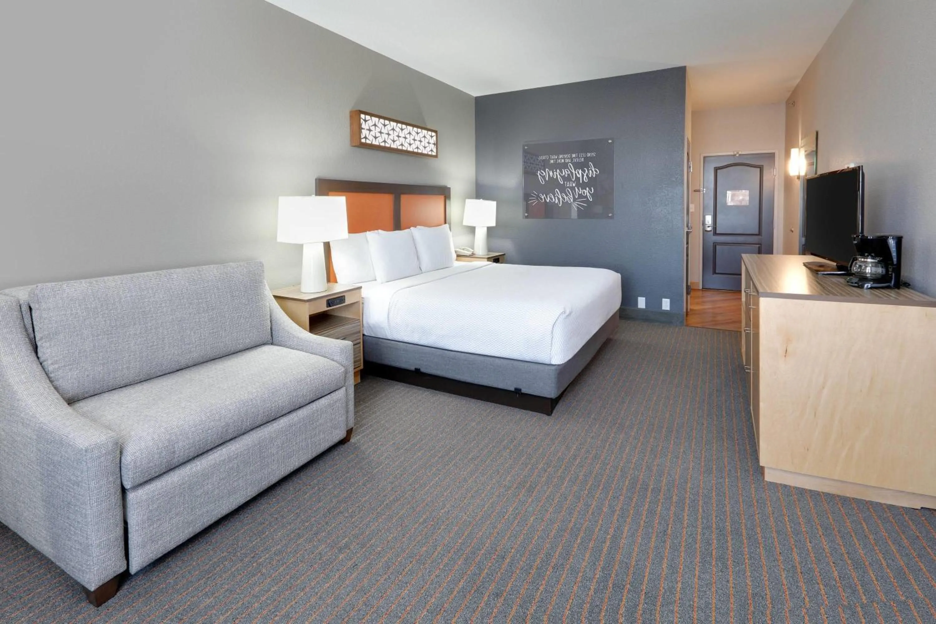 Photo of the whole room, Bed in La Quinta by Wyndham Dallas Love Field