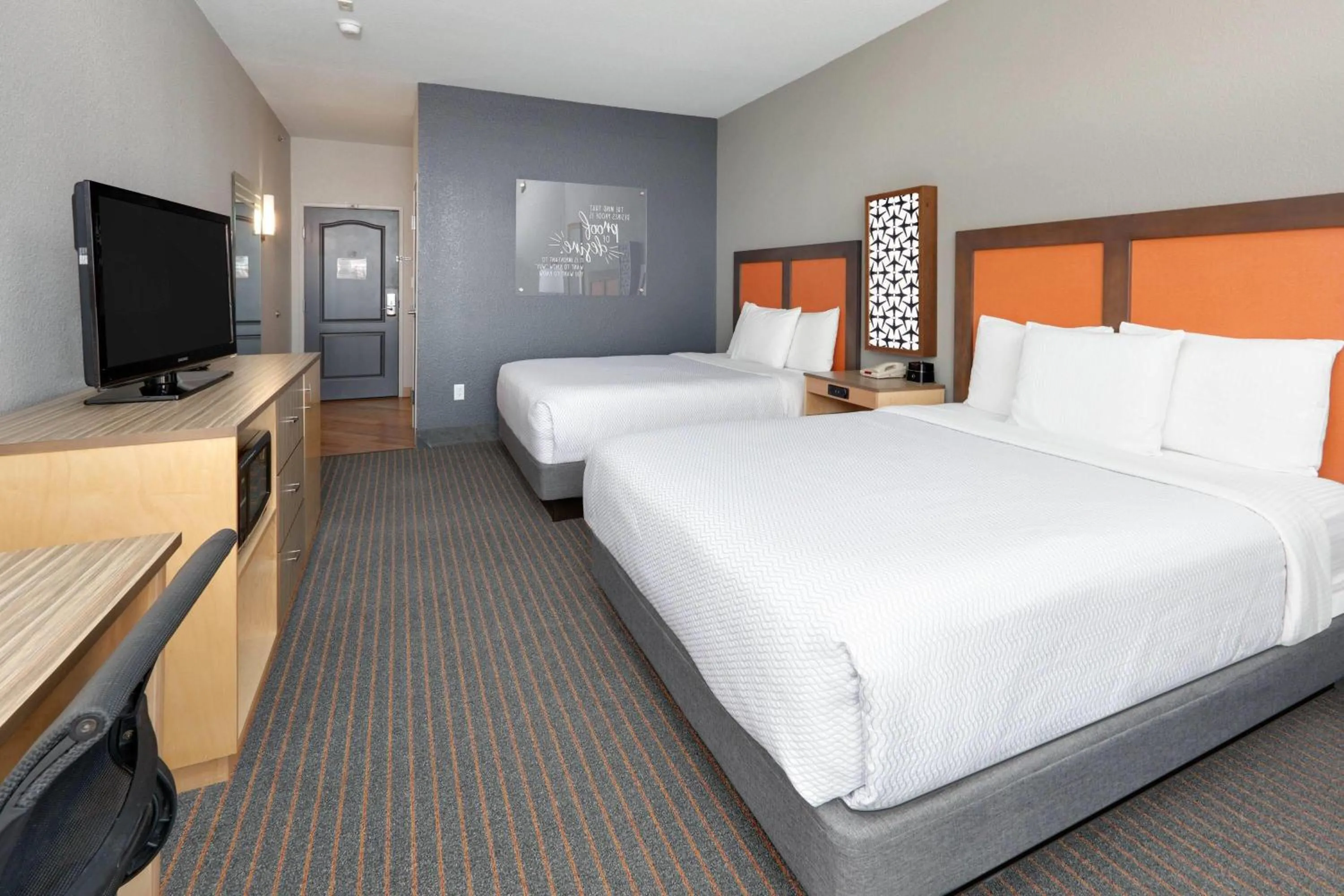 Photo of the whole room, Bed in La Quinta by Wyndham Dallas Love Field