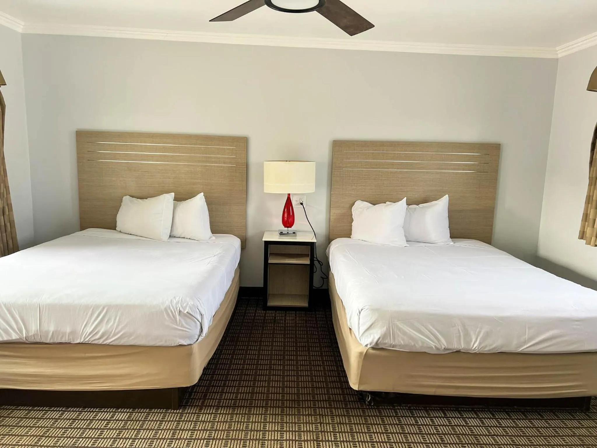 Photo of the whole room, Bed in Viking Motel-Ventura